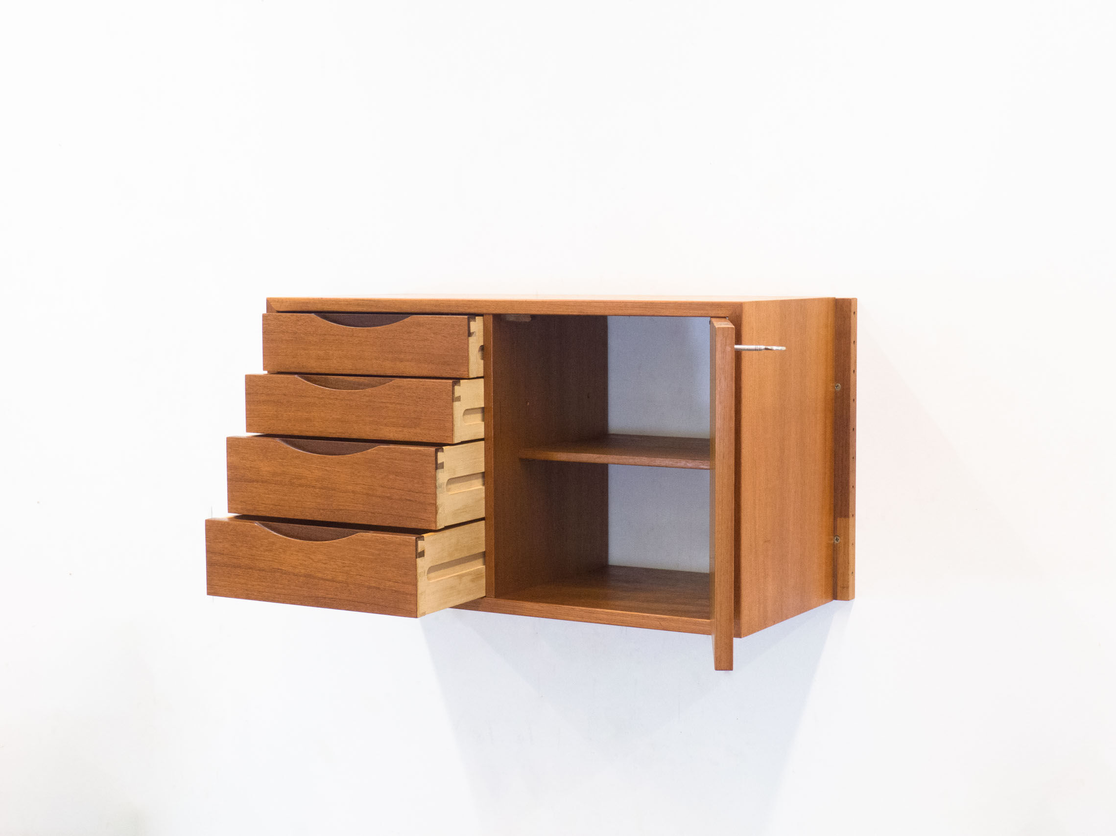 Bruksbo Tegnekontor ‘Veggen Deluxe’ wall cabinets – Torbjørn Afdal & Rolf Hesland