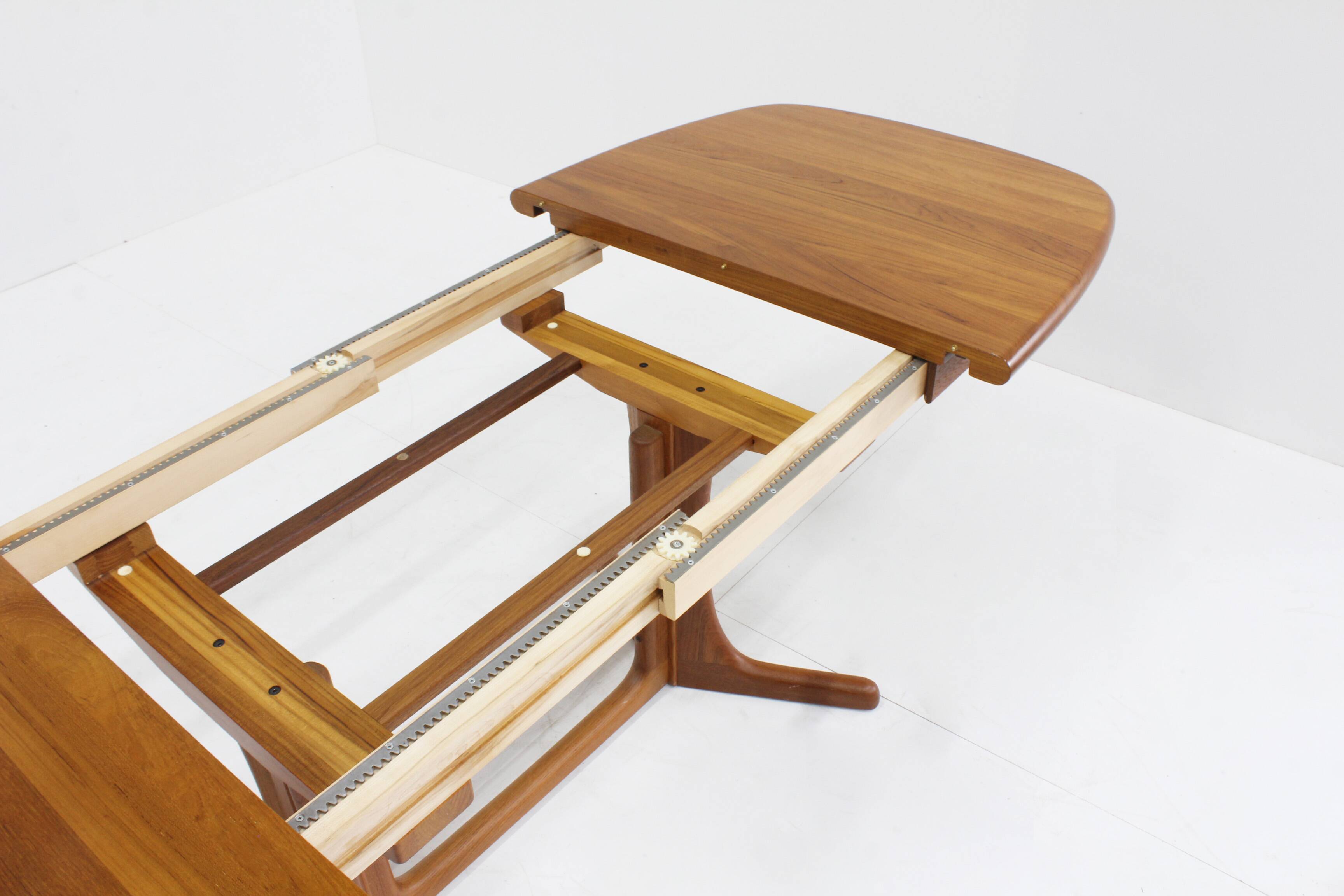 Table à manger ovale extensible danoise vintage en teck massif