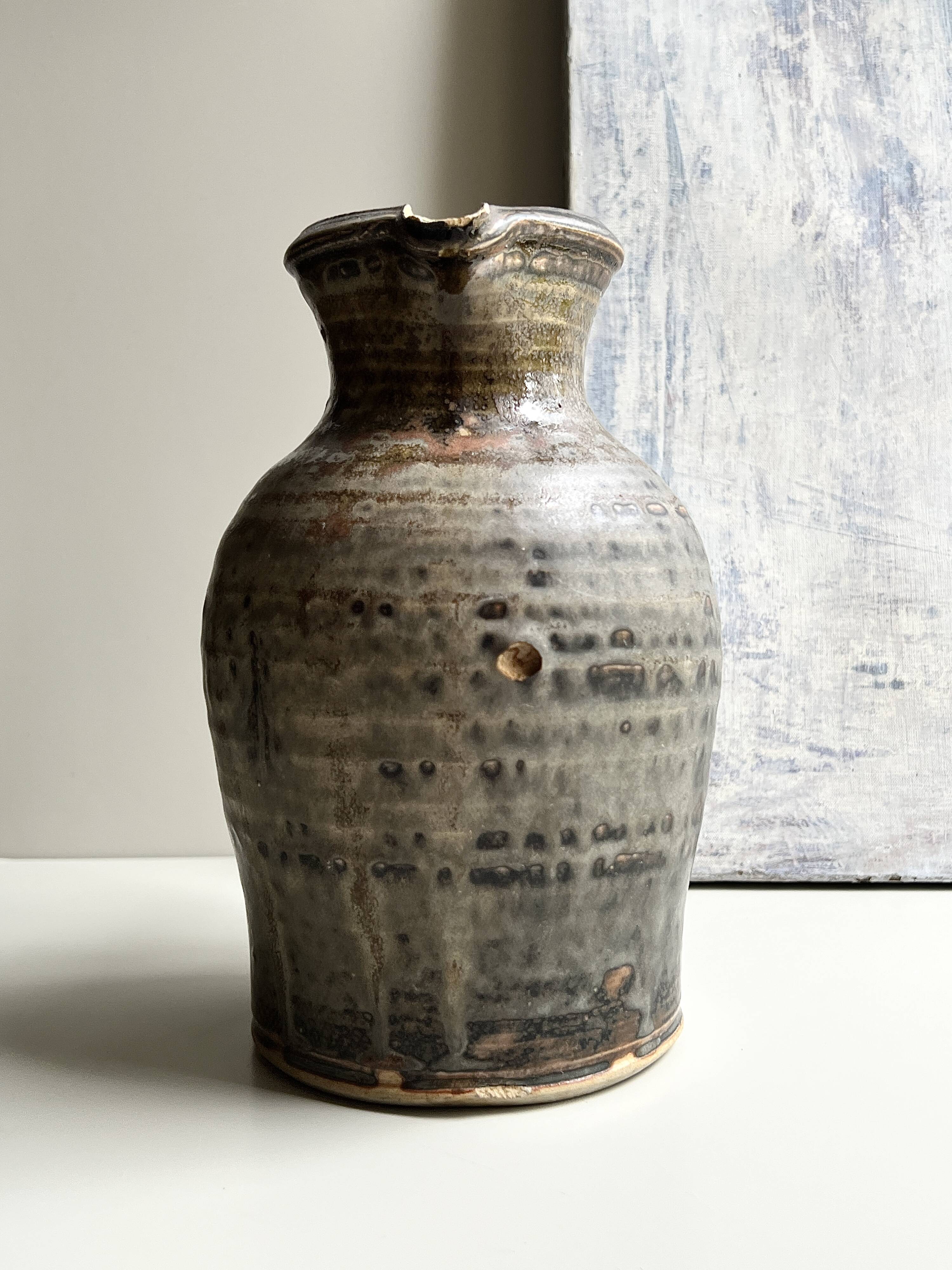 Large brutalist workshop carafe in glazed stoneware, signed, circa 1970.