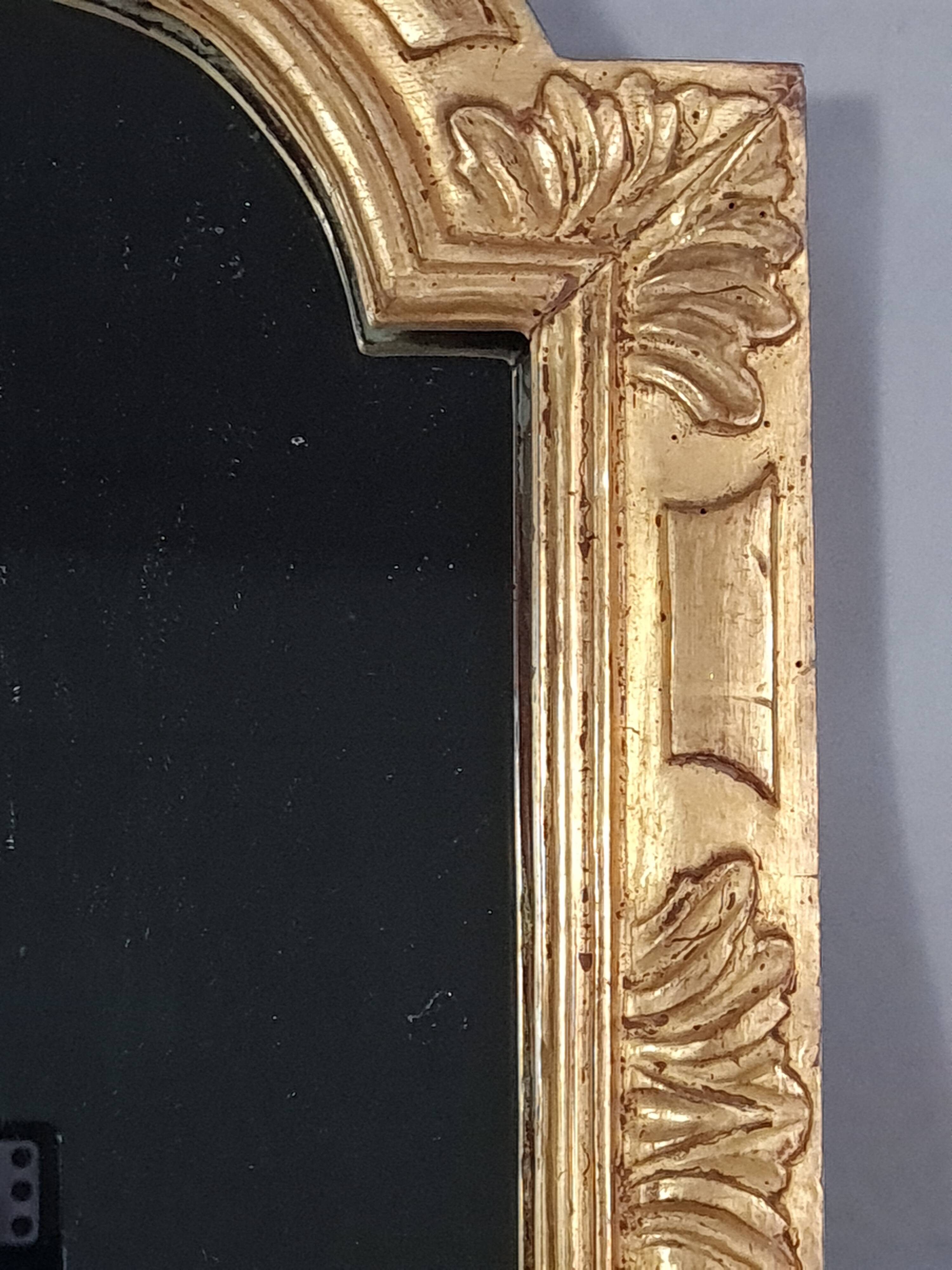 Antique mirror with hat-shaped frame, carved and gilded wood, 46x32 cm D011