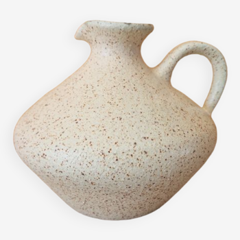 Pot-shaped pitcher in cream ceramic sandblasted with small brown dots, Manufacture d'Accolay
