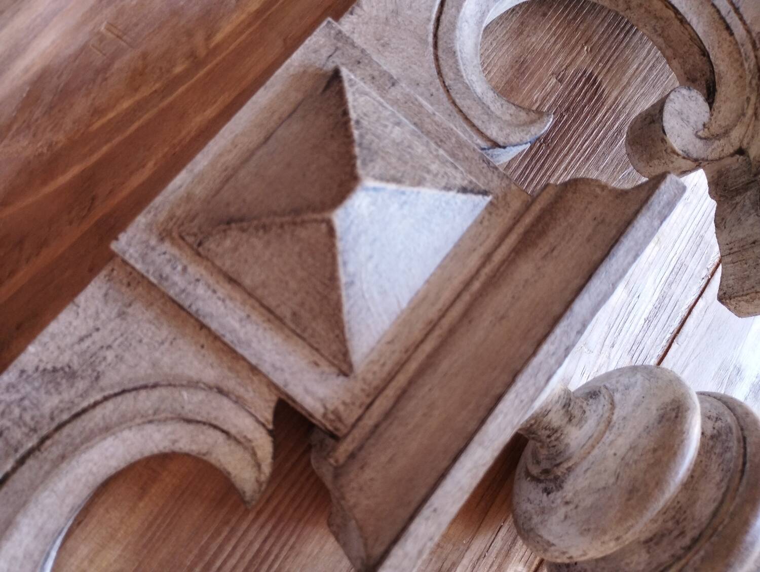 Shabby chic patina pediment