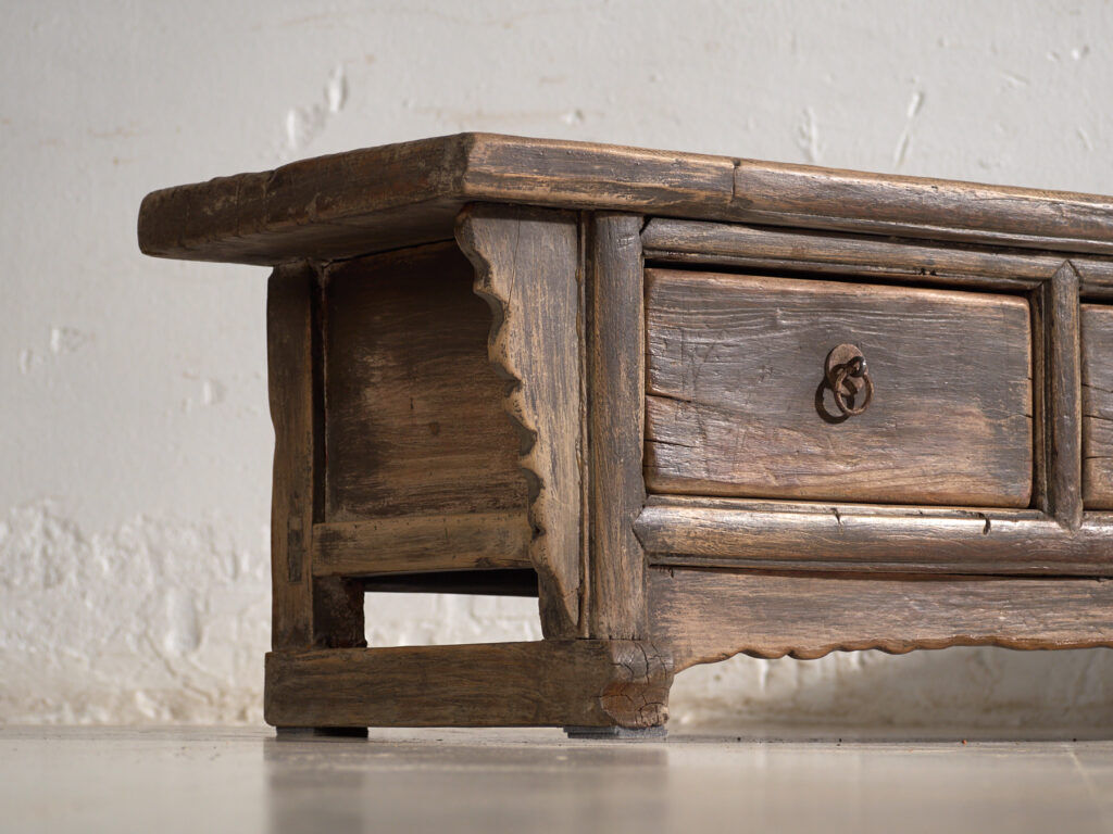 Table basse ancienne à tiroirs en bois de pin – Chine, vers 1900