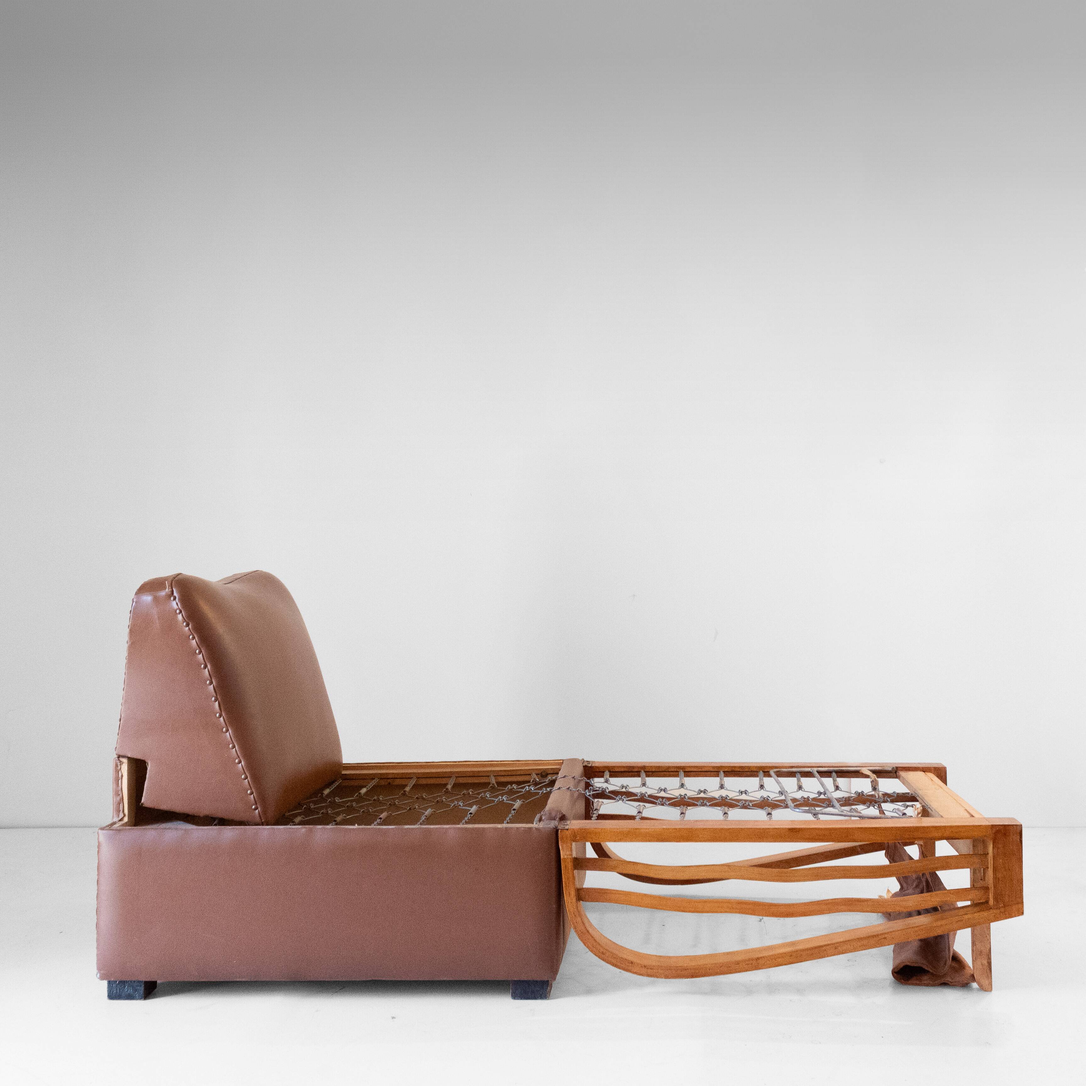 Fauteuil convertible Art Déco italien en éco-cuir marron.