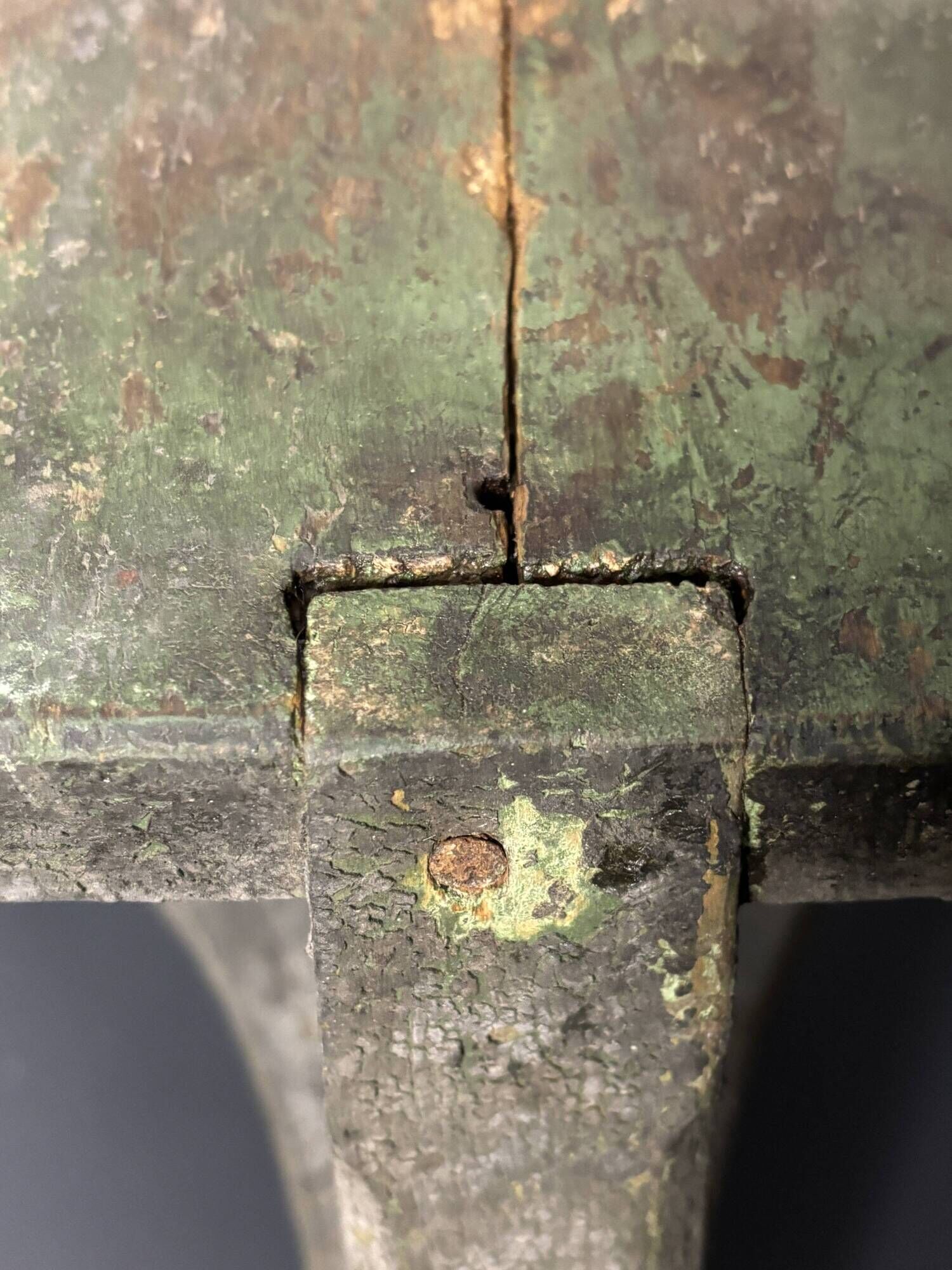 Tabouret de ferme antique en détresse wabi sabi rustique patiné des années 1900.