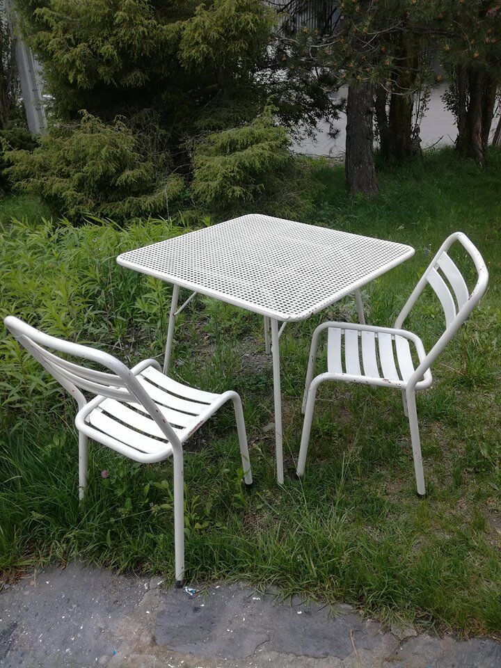 Folding garden table