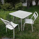 Folding garden table