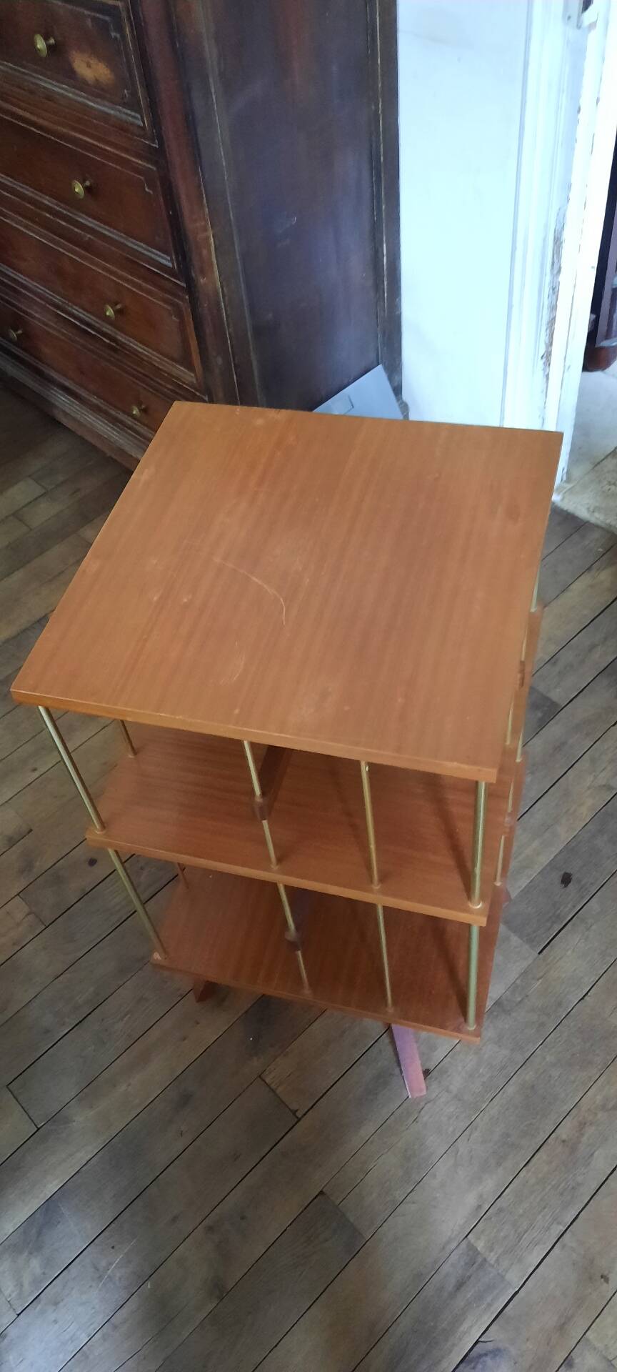 Rotating floor bookshelf