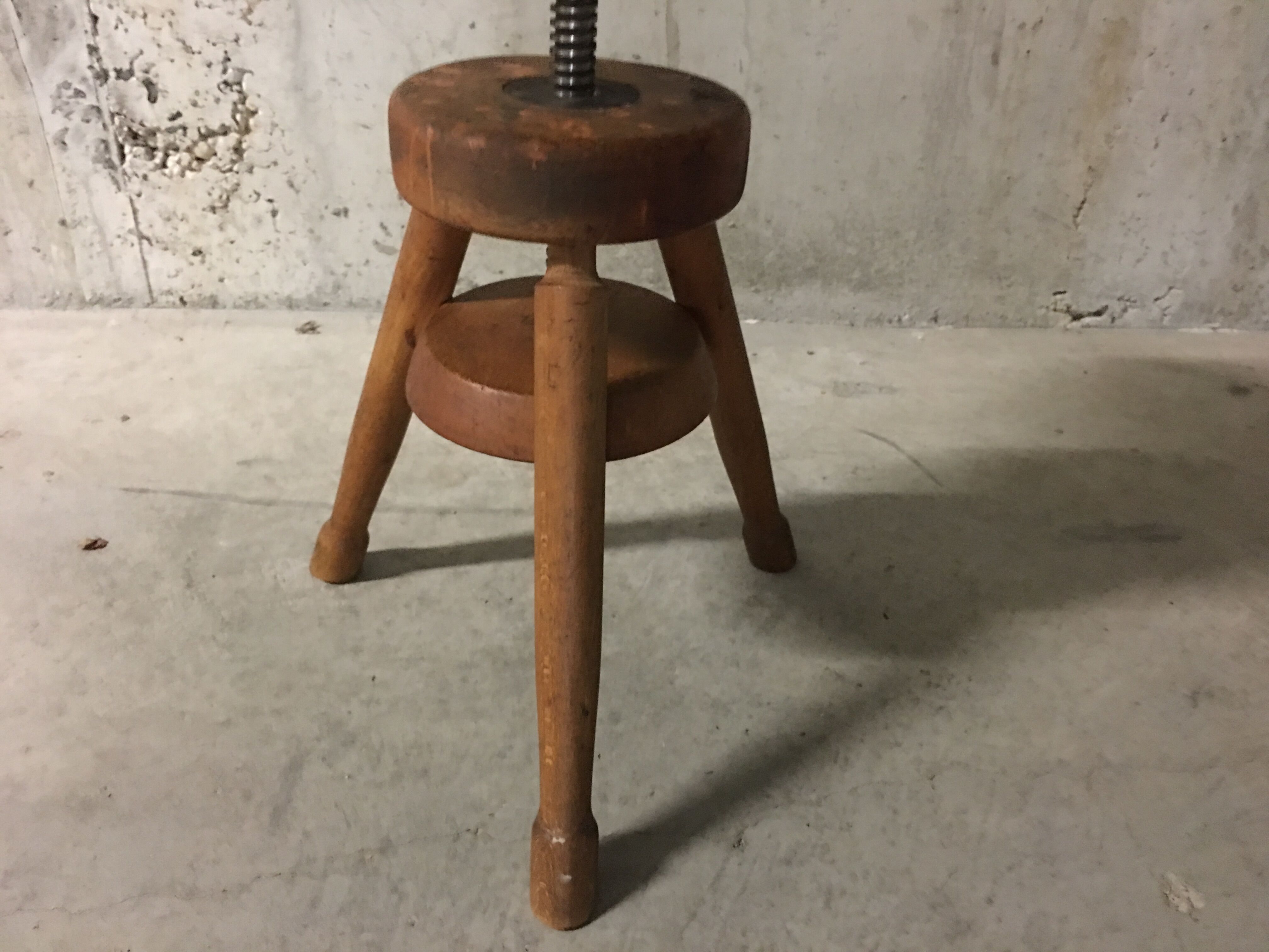 Stool from workshop to screw