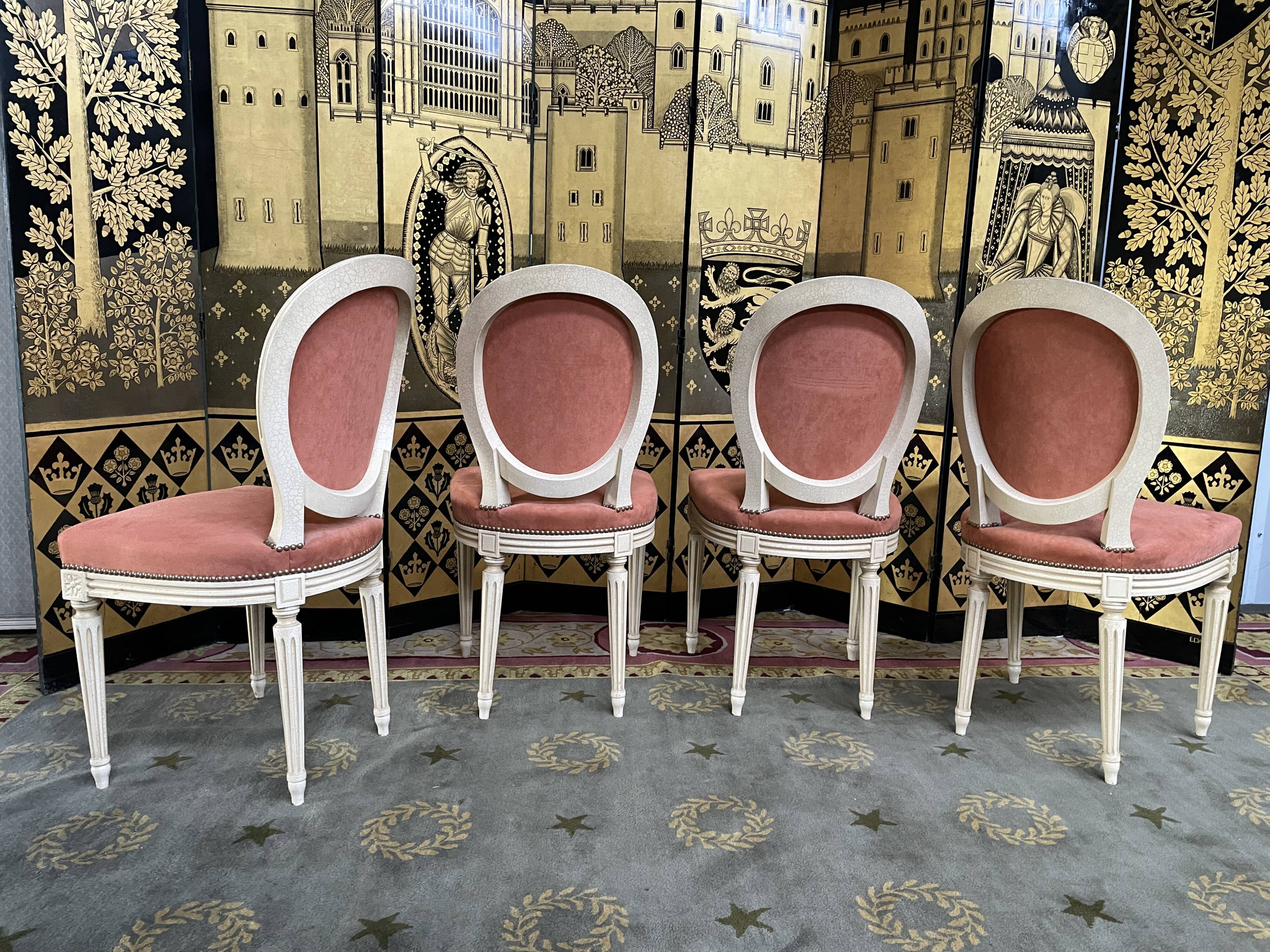 Suite de 4 chaises style Louis XVI médaillon