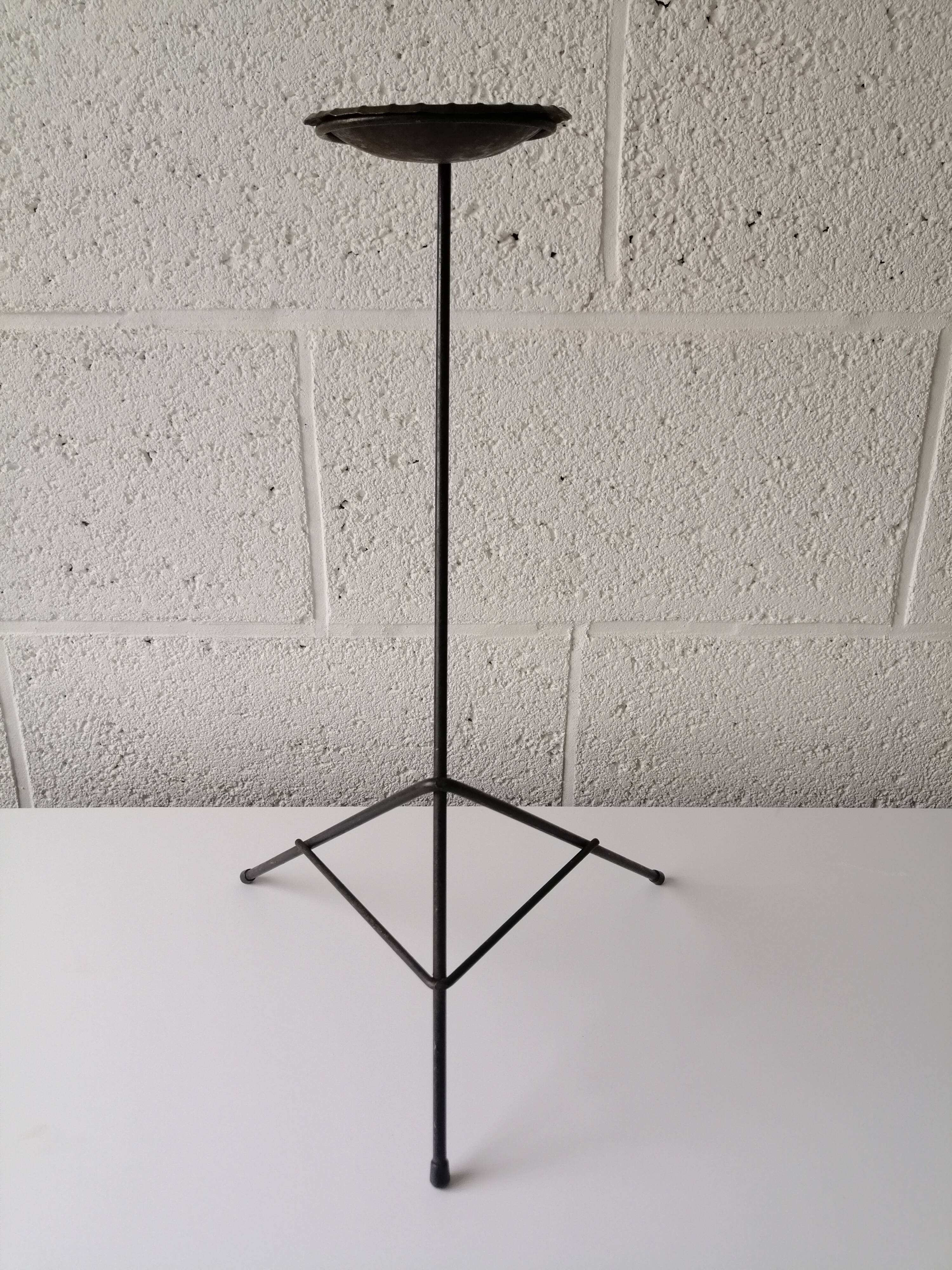Metal tripod ashtray