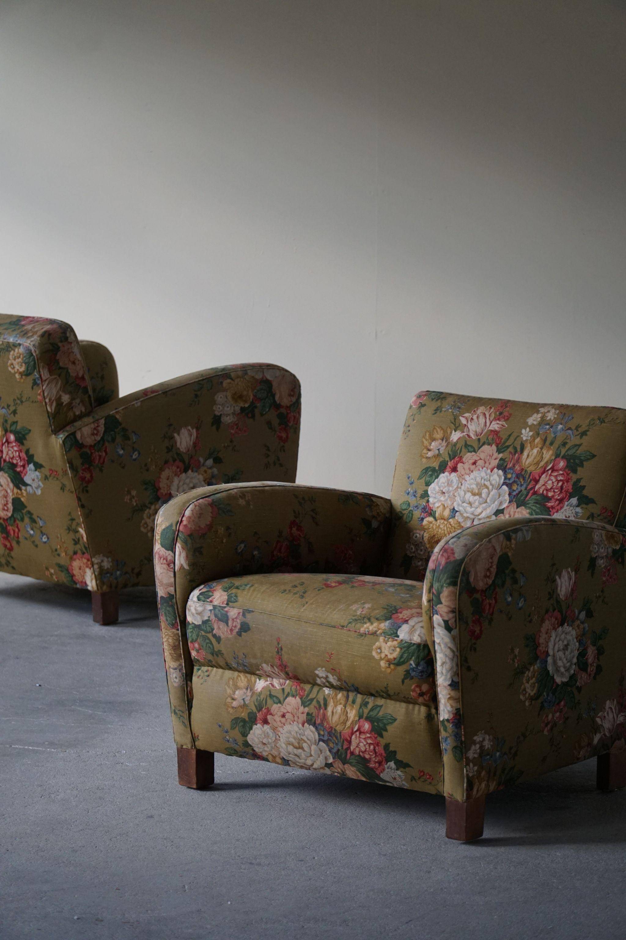 Modern Danish pair of curved lounge chairs, original fabric, Fritz Hansen, 1940.