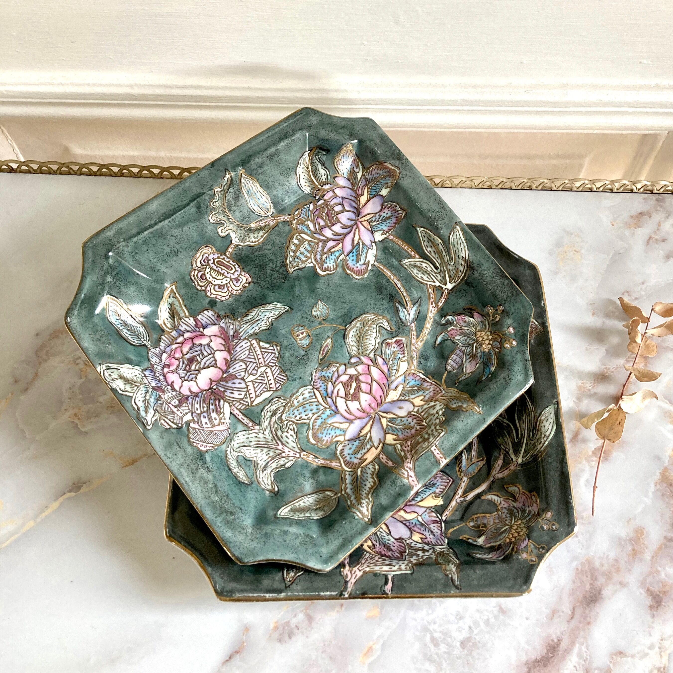 Pair of empty-poached decoration flowers