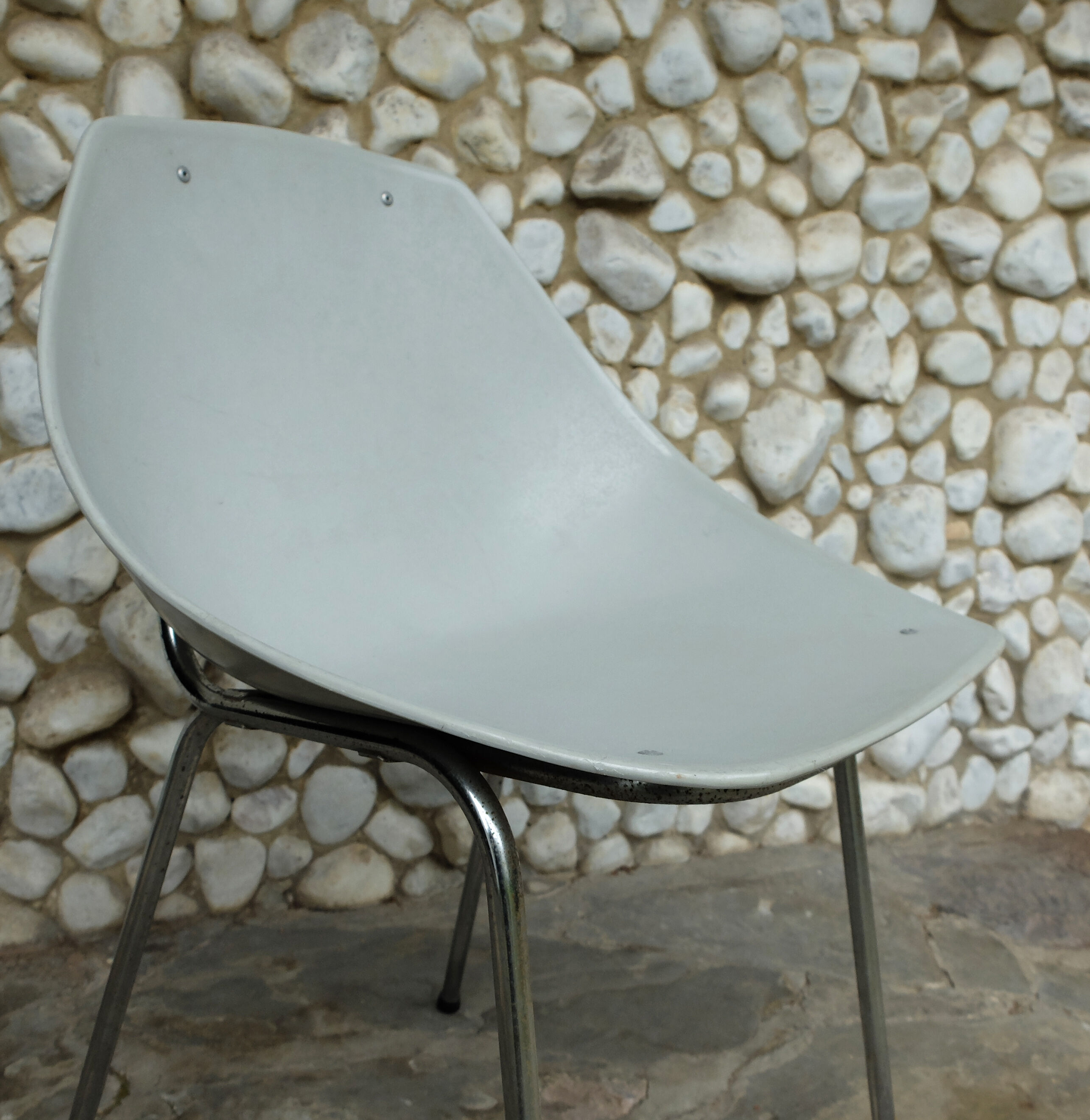 Chaise coquillage grise Pierre Guariche pour Meurop années 1960