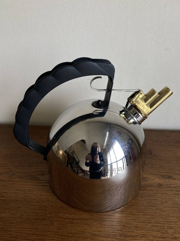 Bouilloire Alessi 1980 par Richard Sapper post moderne