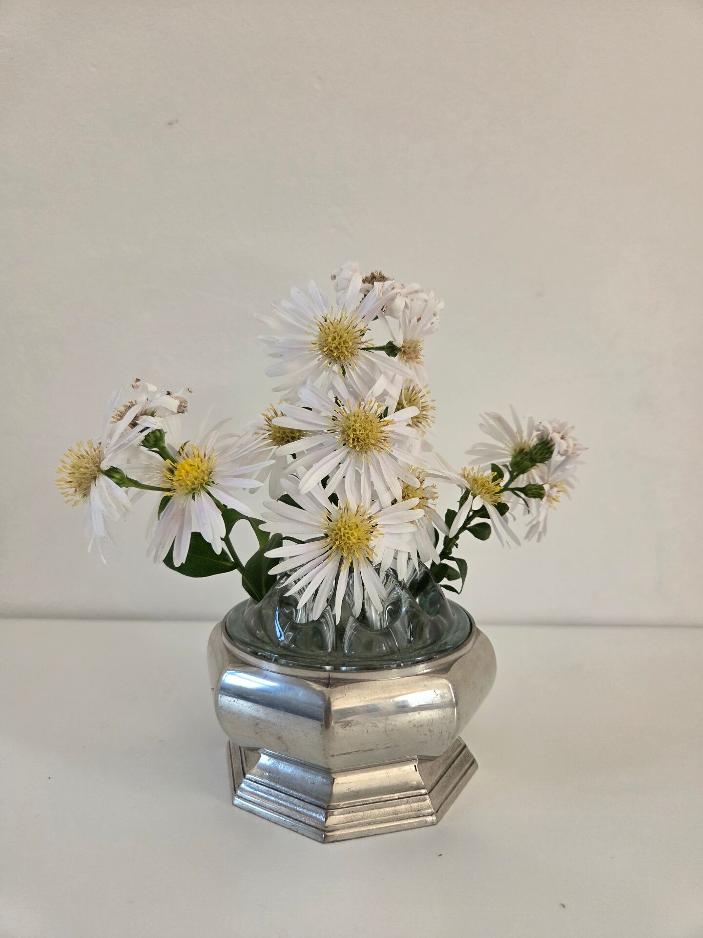 Pique fleurs en verre, socle étain