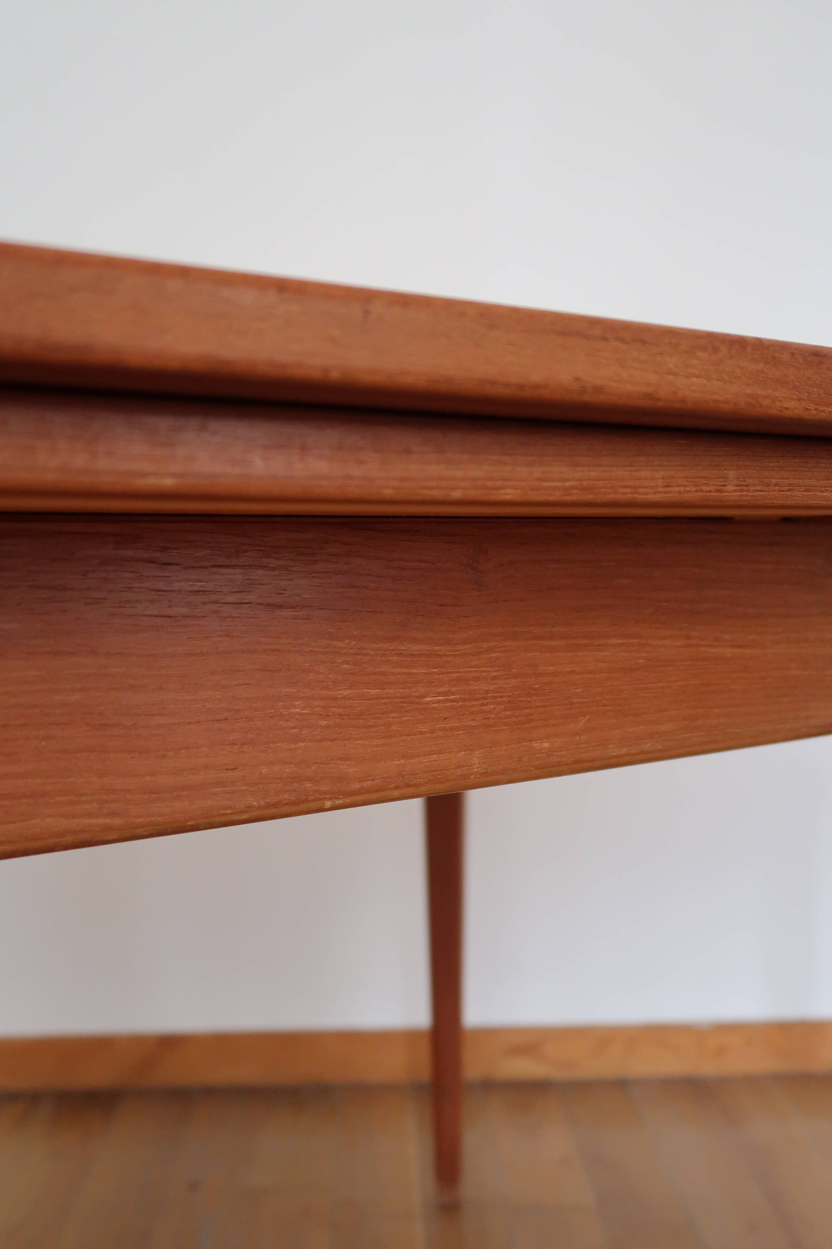 Extendable scandinavian table