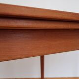 Extendable scandinavian table