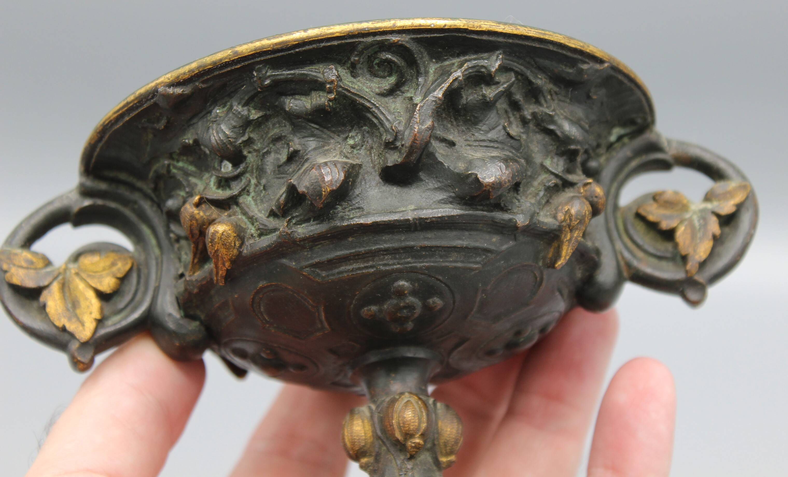 Bronze pedestal bowl with leaf decoration