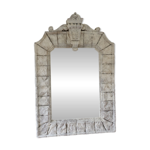 Un miroir à décor antique.