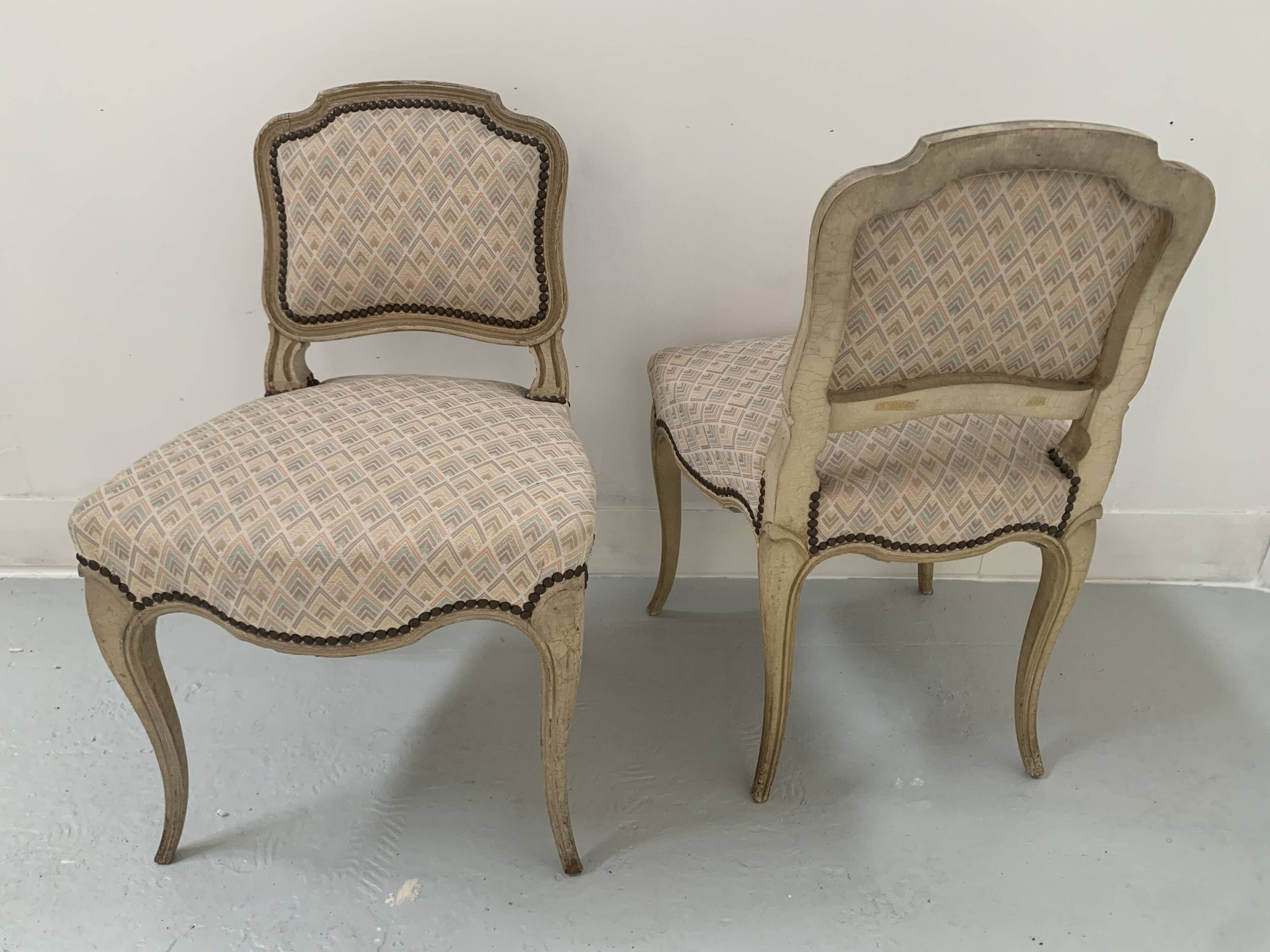 Paire de chauffeuses de style Louis XV, XXème siècle