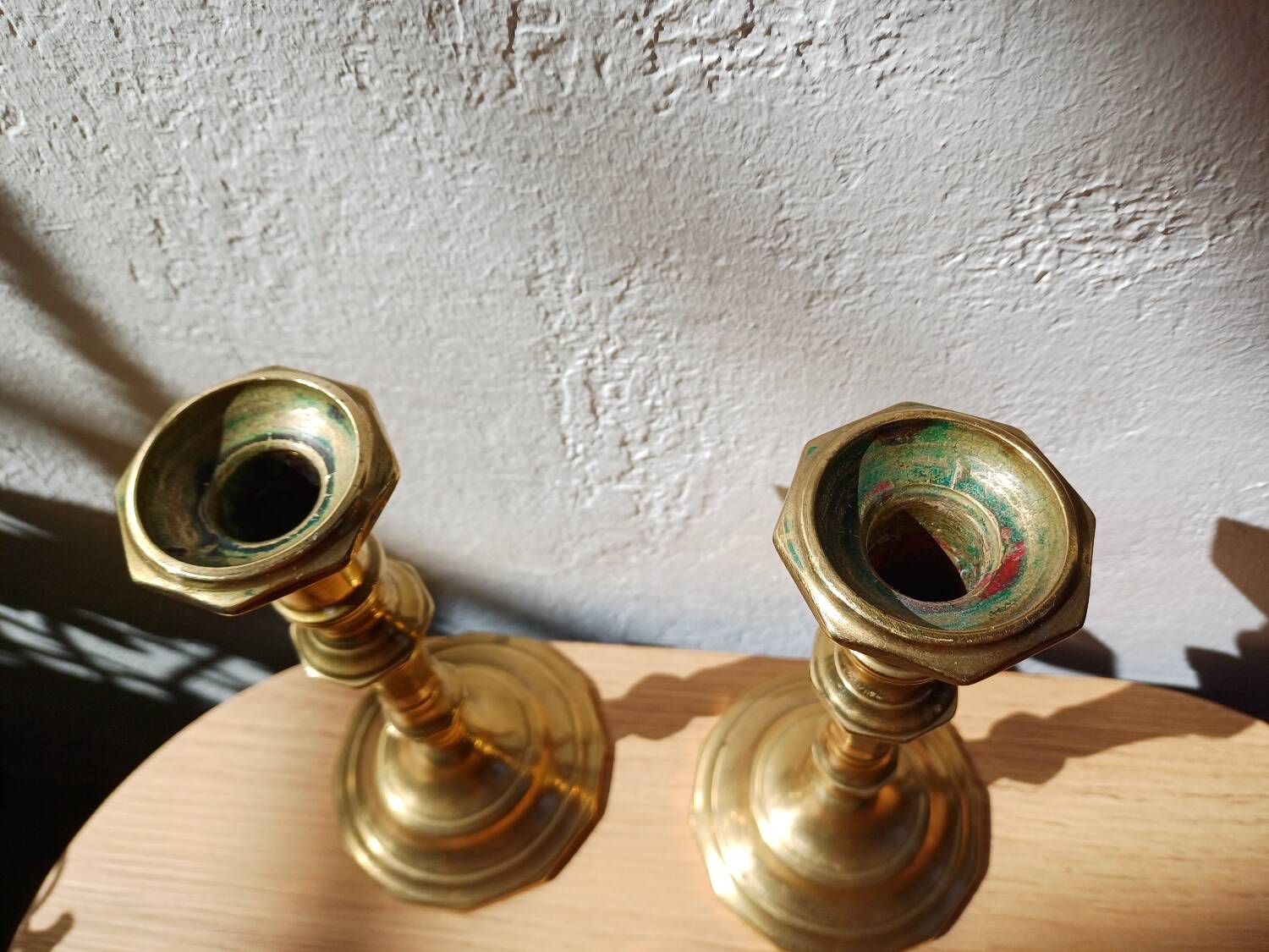 Paire de bougeoirs lourds en laiton