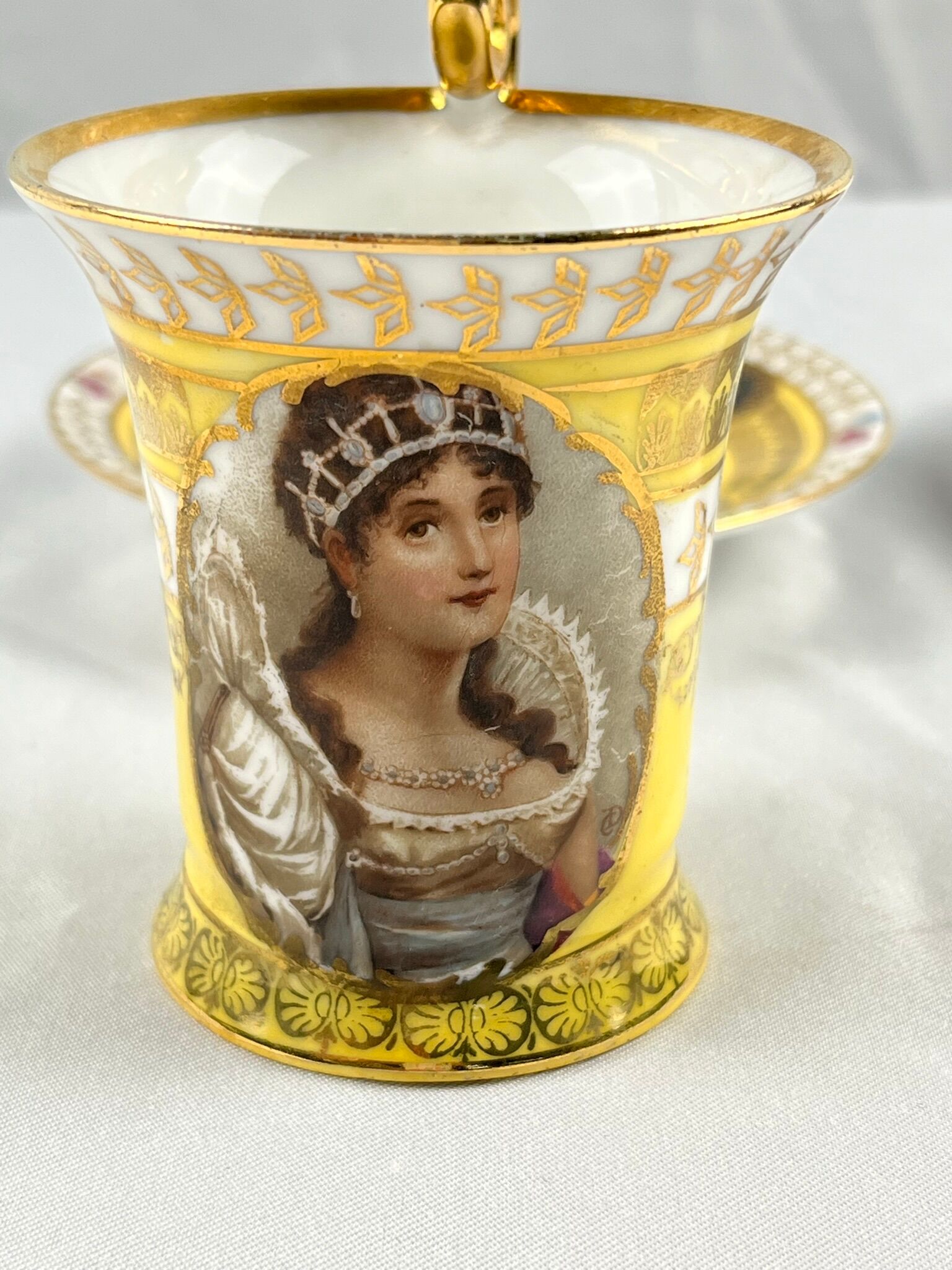 Tasses à café Napoléon en porcelaine début XXème