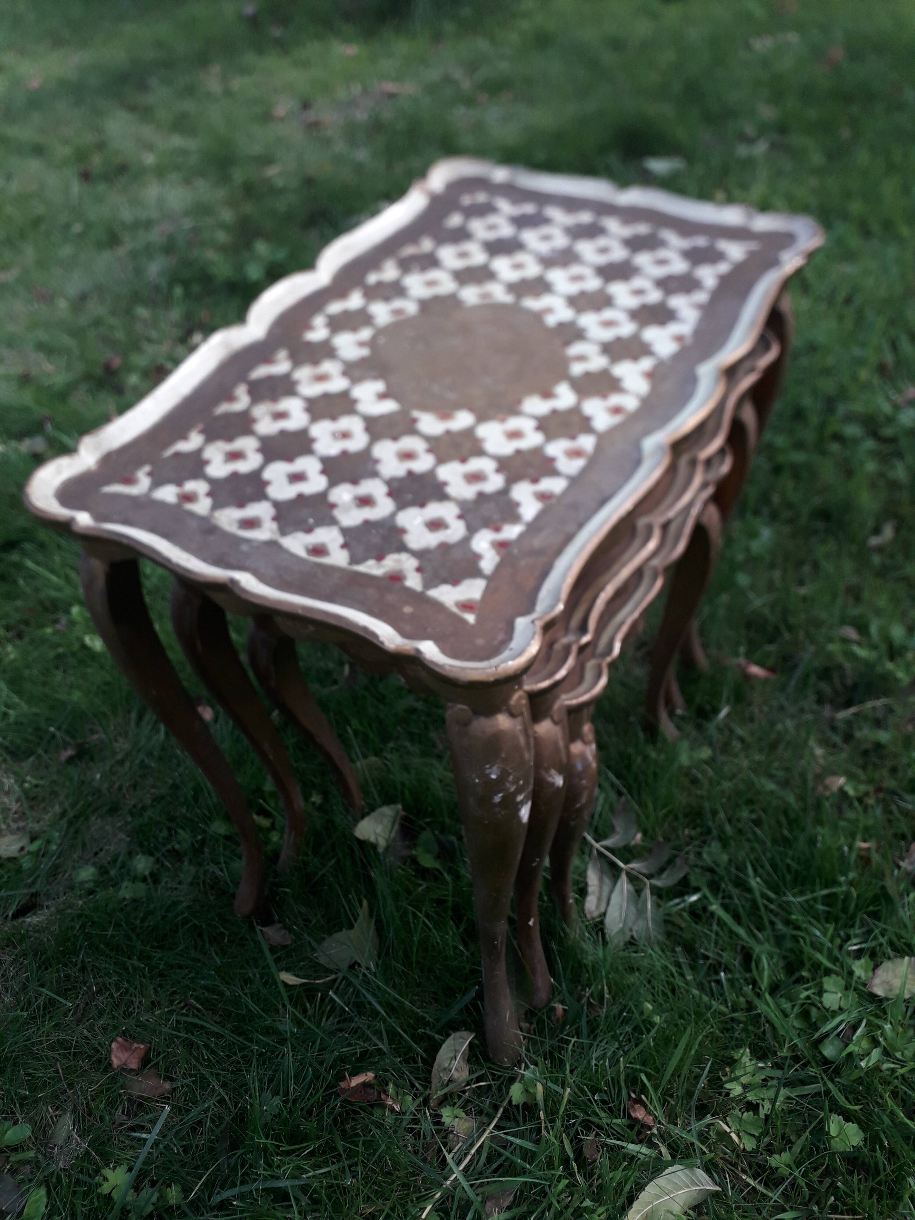 3 tables gigognes in Venian taste