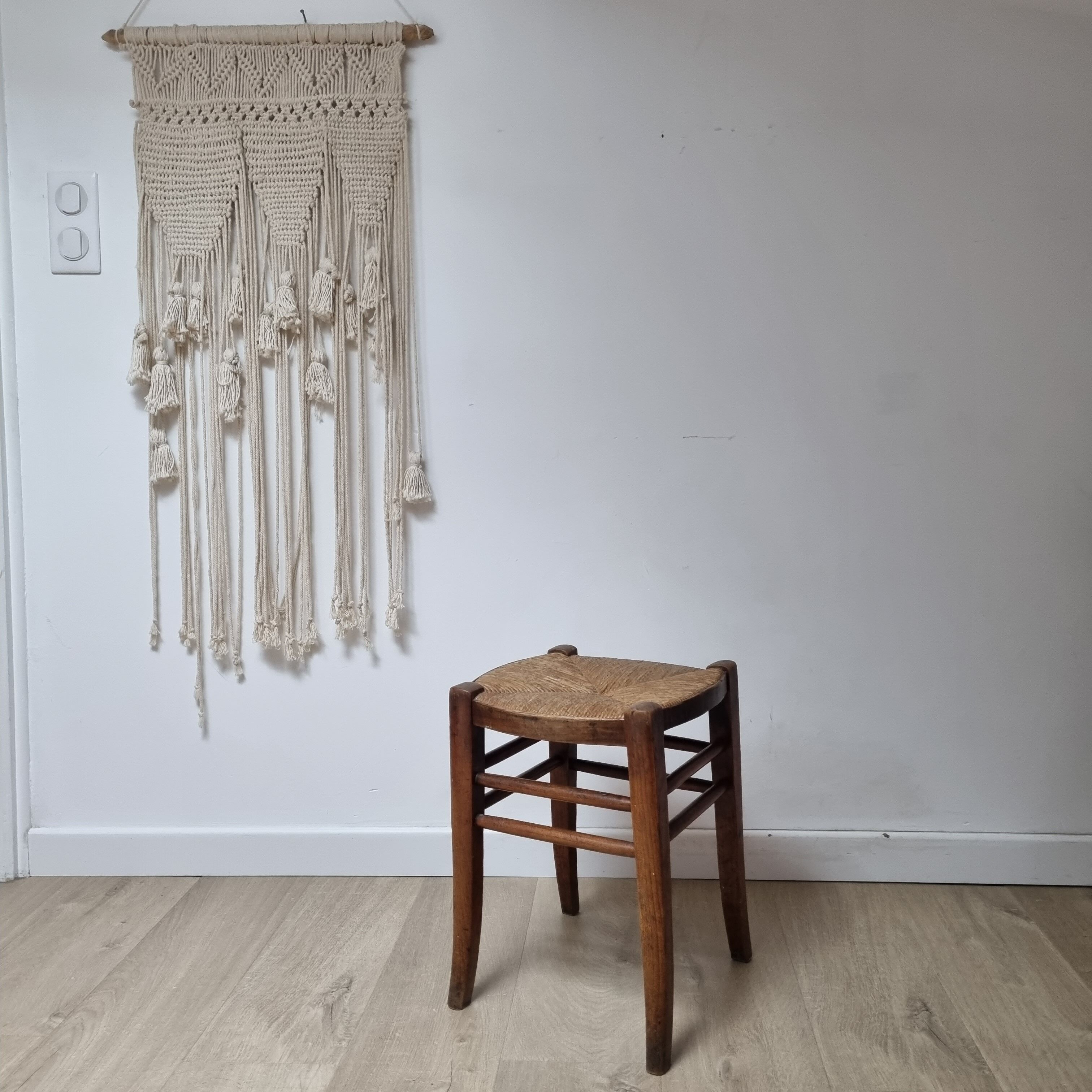 Tabouret ancien en paille et bois