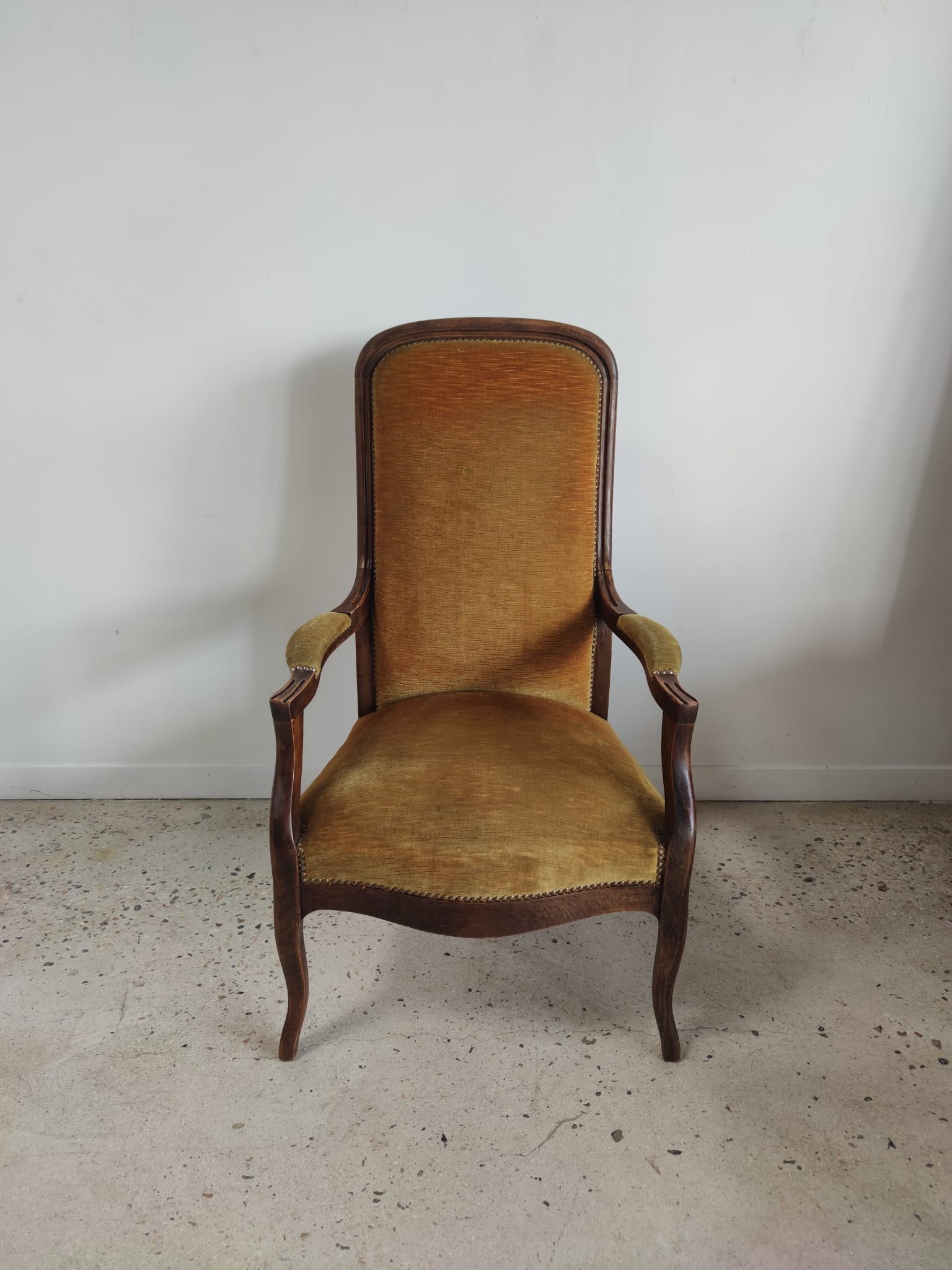 Fauteuil Voltaire garniture de velours jaune