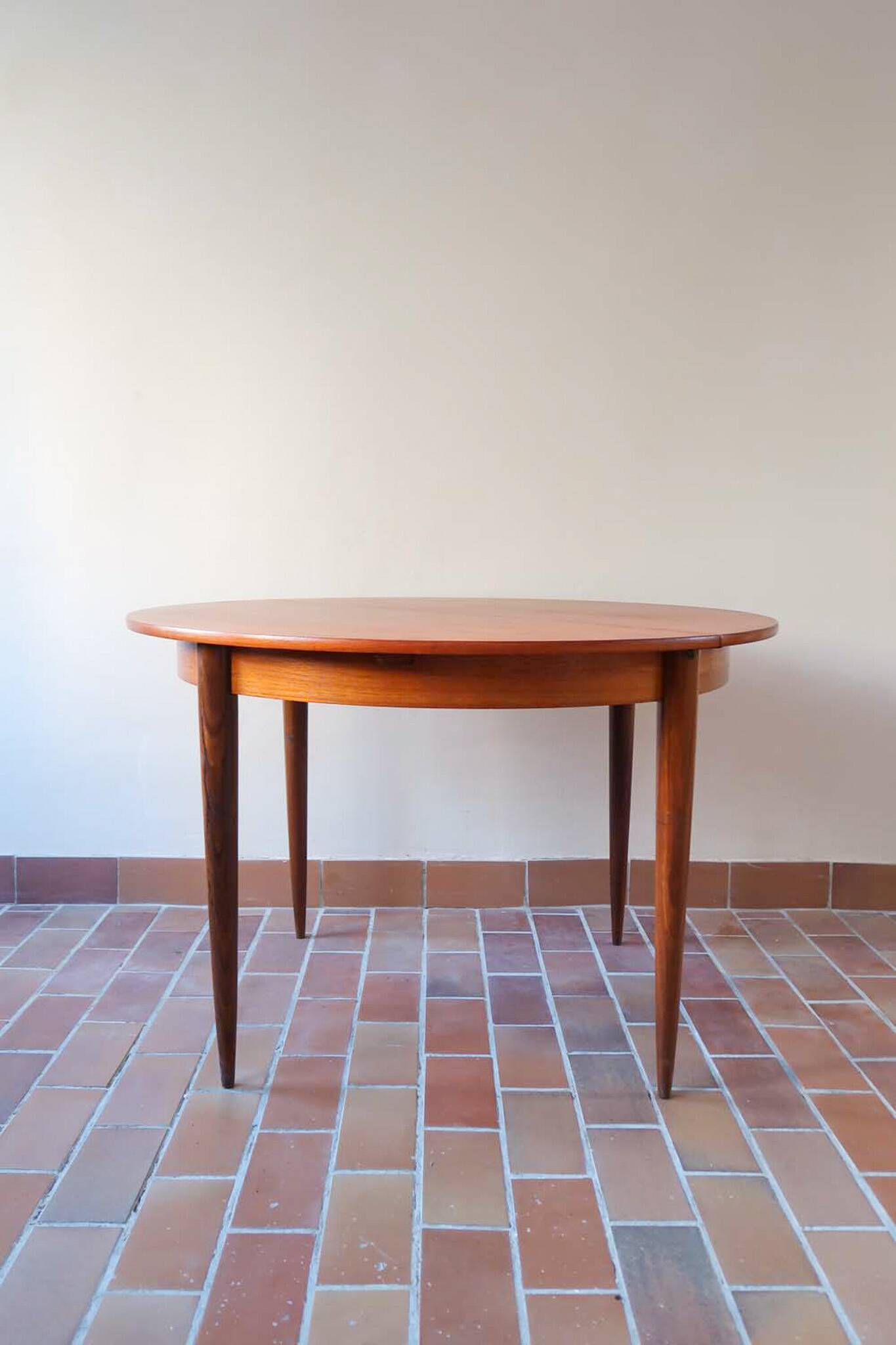 Scandinavian round table
