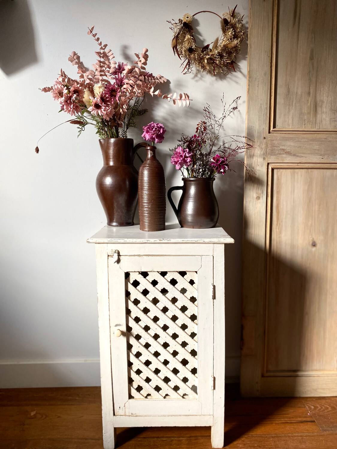 Jam jar with crossbars in old white patinated wood