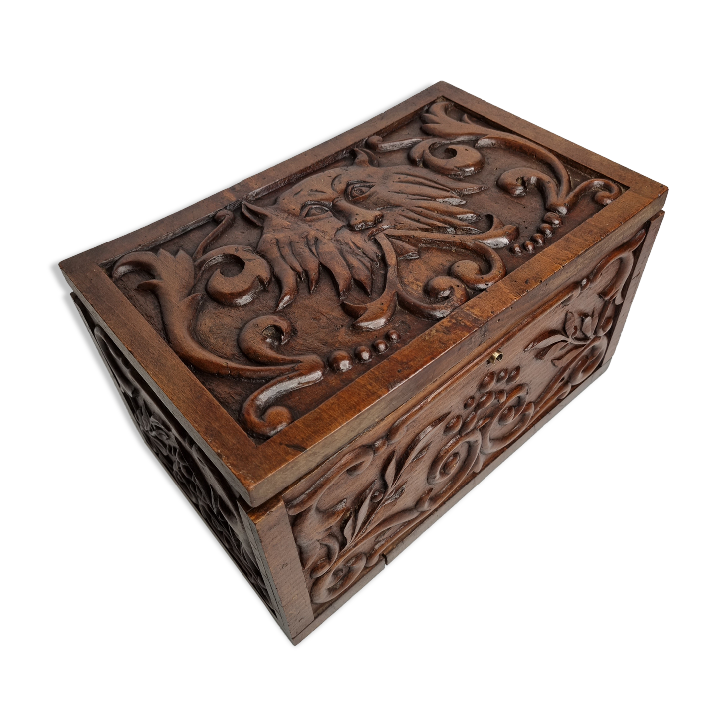 Ancien coffret en bois sculpté à décor de mascaron