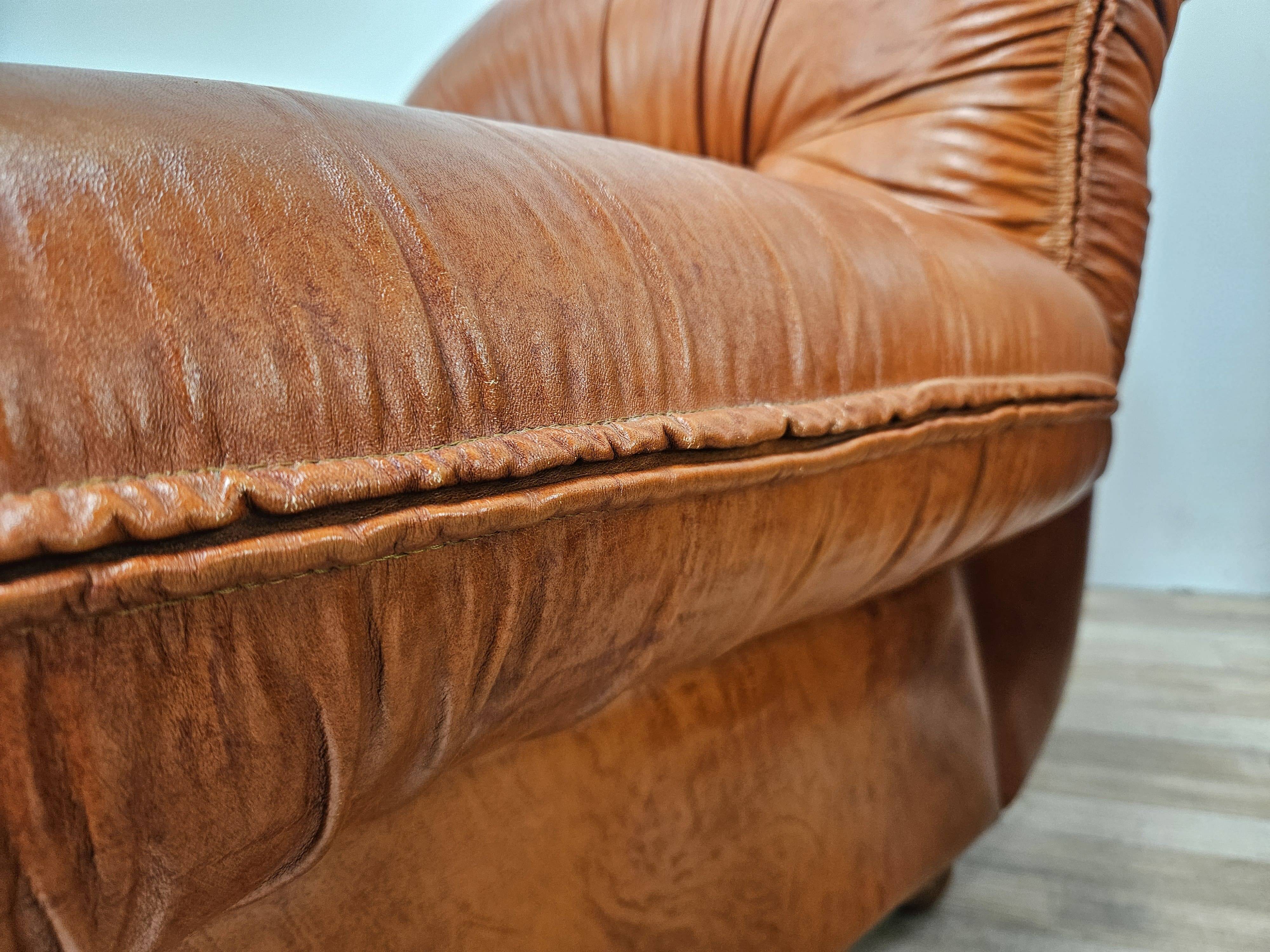 2 fauteuils en cuir cognac, années 1970