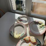 8 assiettes en barbotine