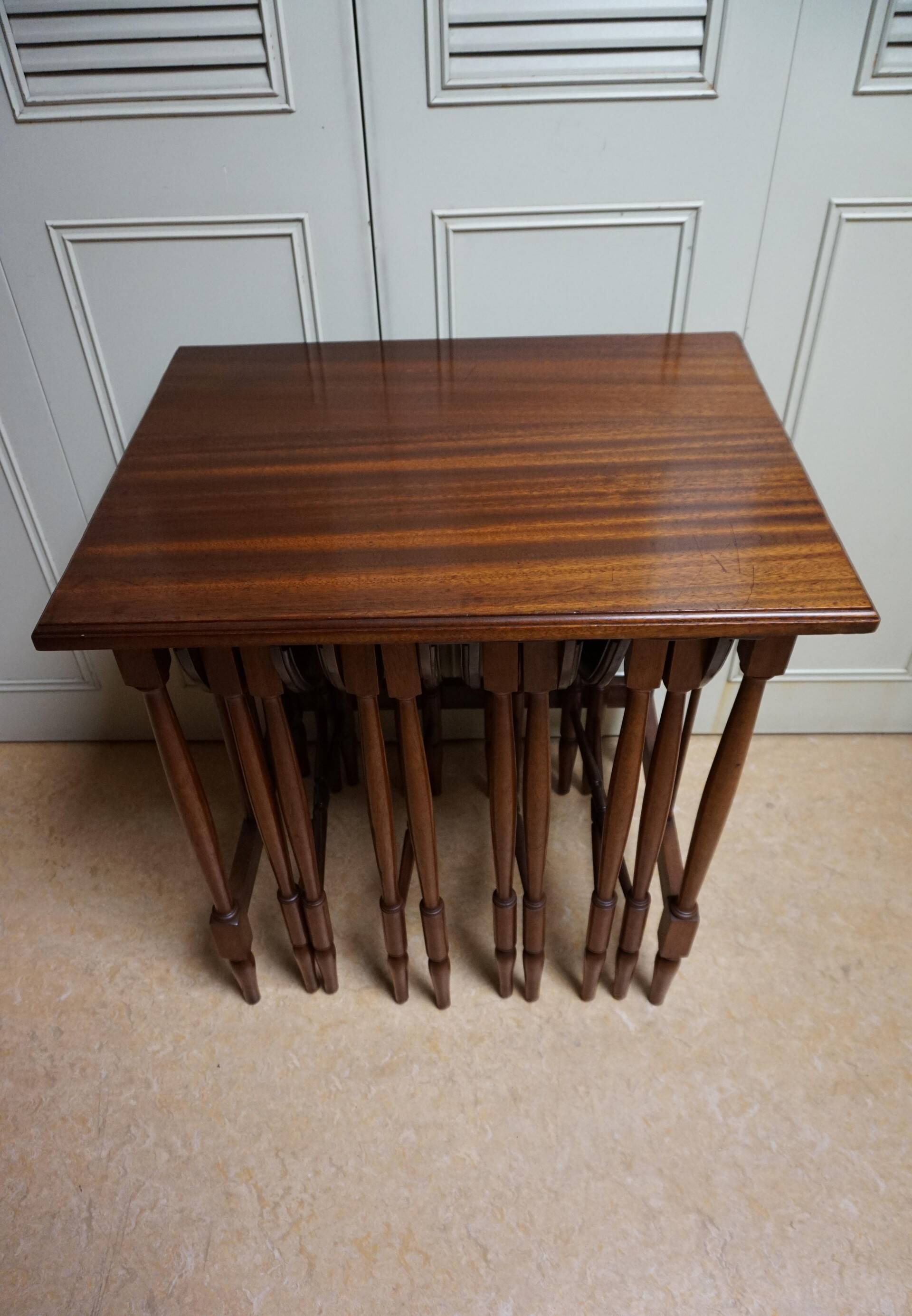 Table d'appoint vintage empilable ou imbriquable, 5 en 1 pour servir, café, vin.