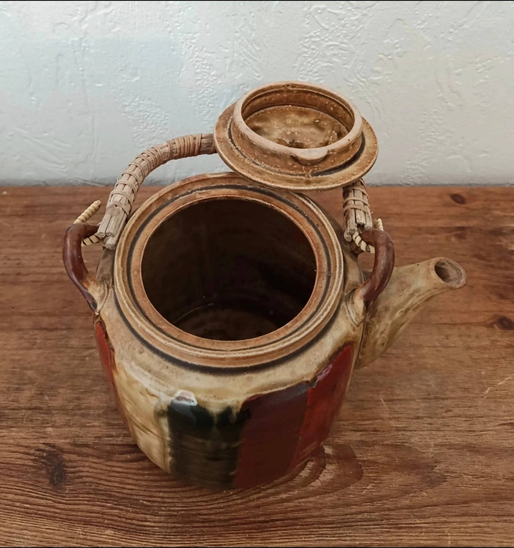 Théière vintage en céramique émaillée, anse en rotin, tons chauds
