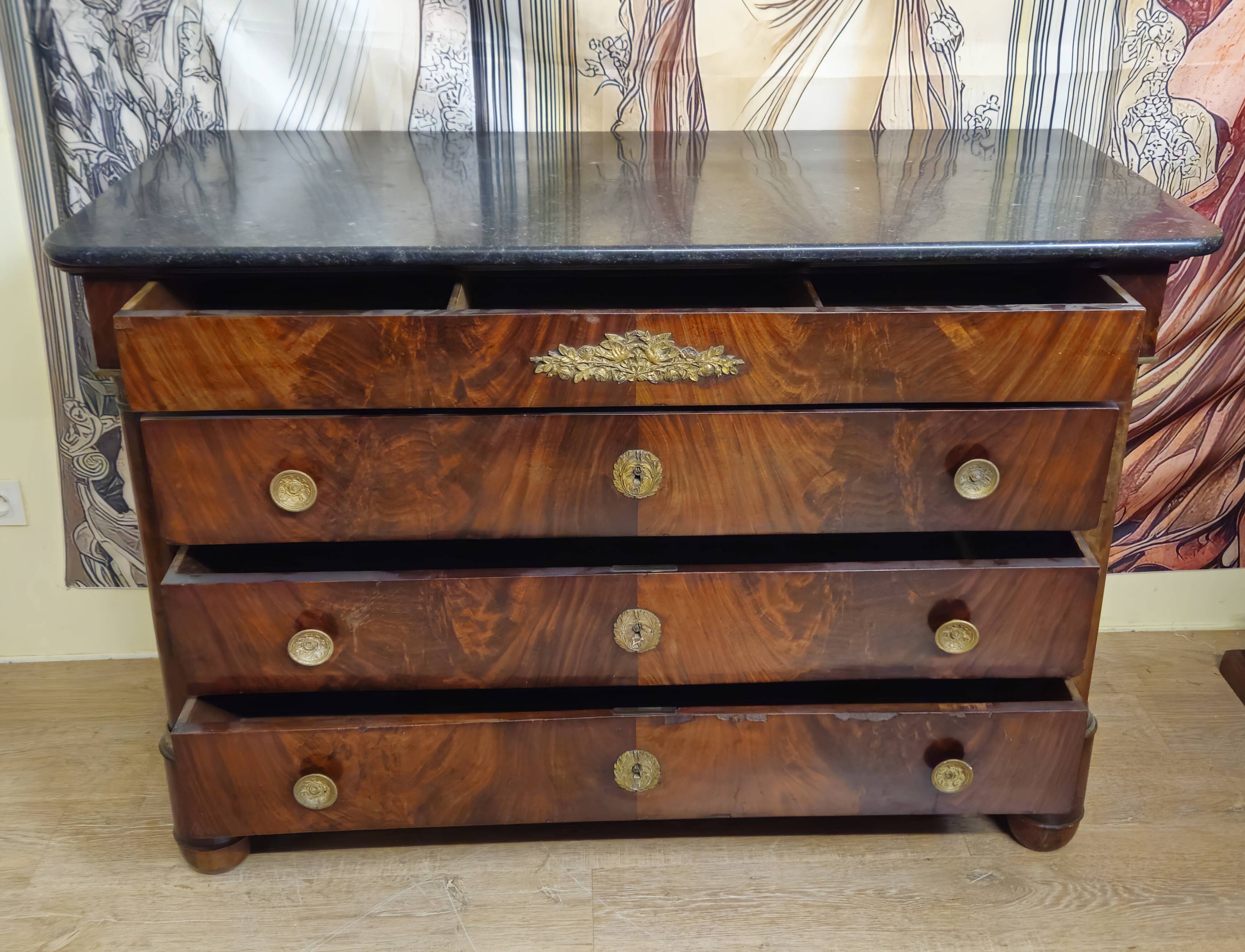 Empire period commode in flame mahogany – detached columns –