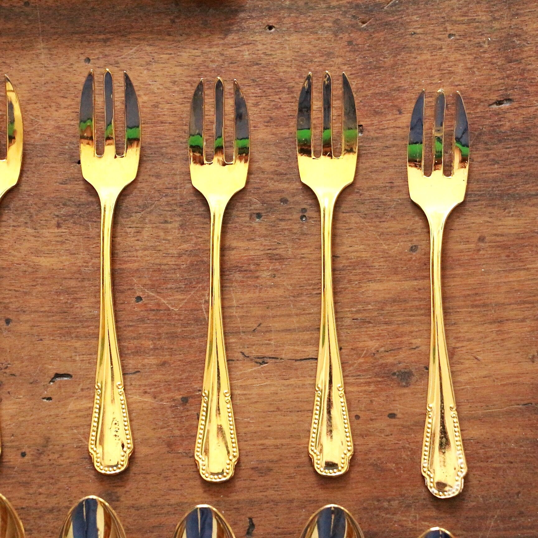 Golden cake cutlery service