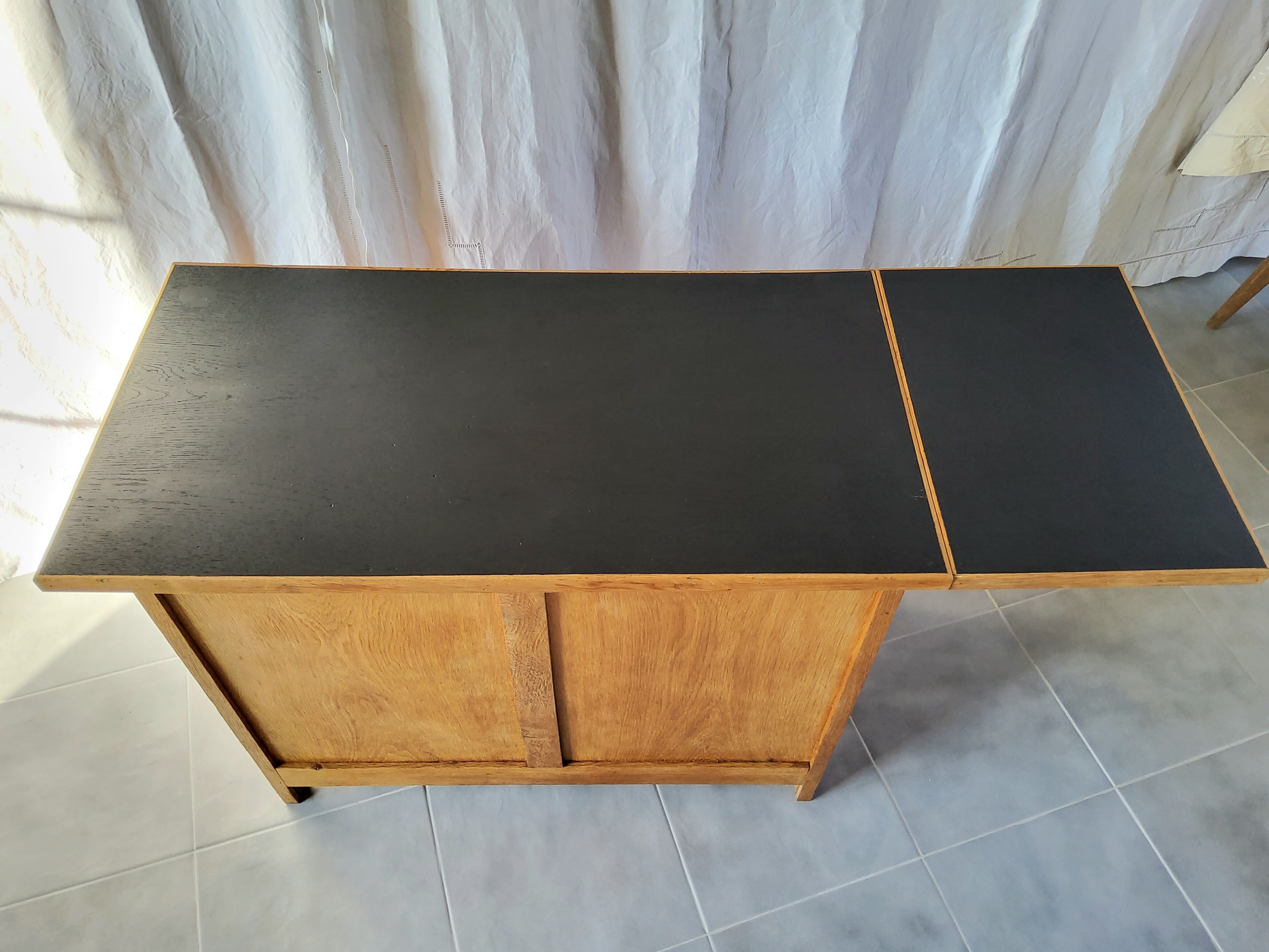 Expandable child desk