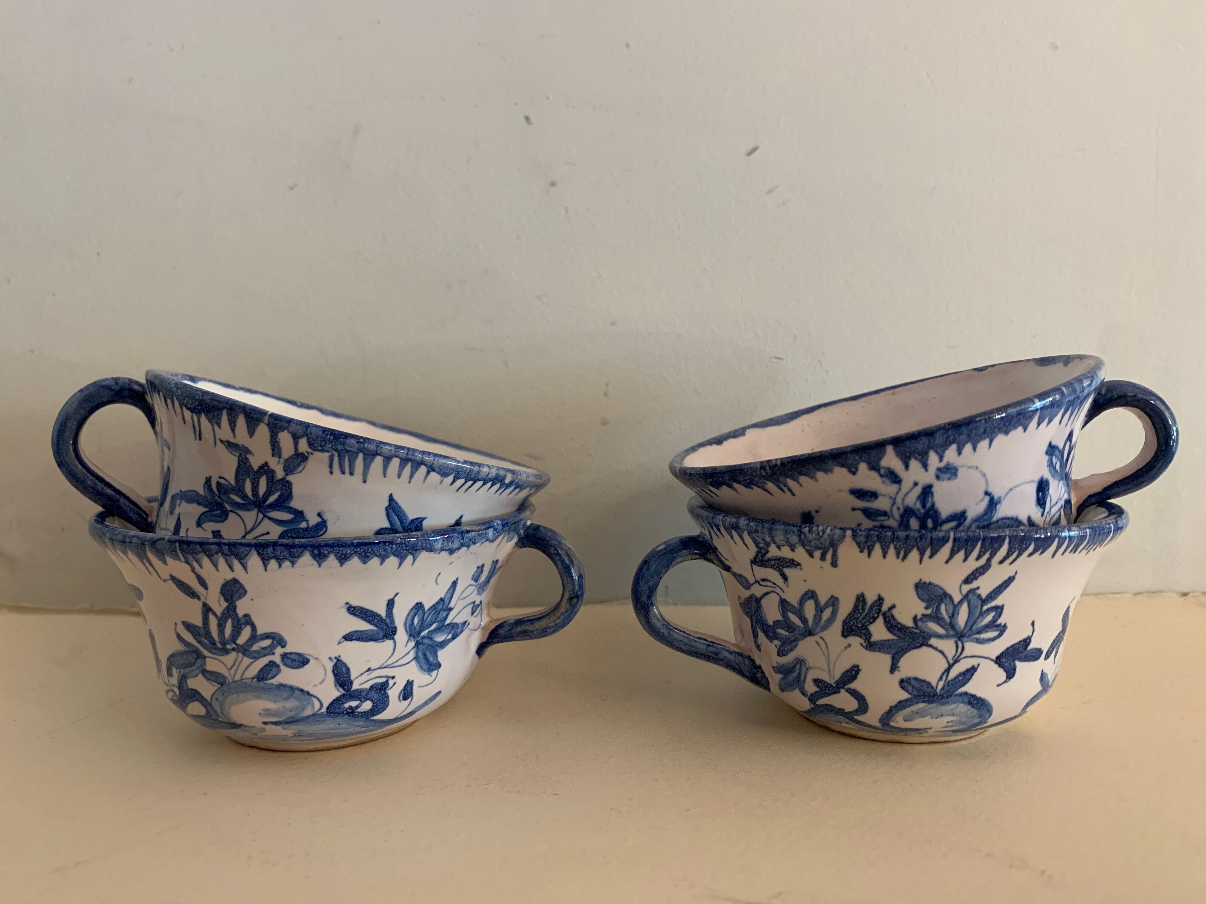 4 tasses à café en porcelaine Paul Gouazé, Martres Tolosane, croix occitane, 1920