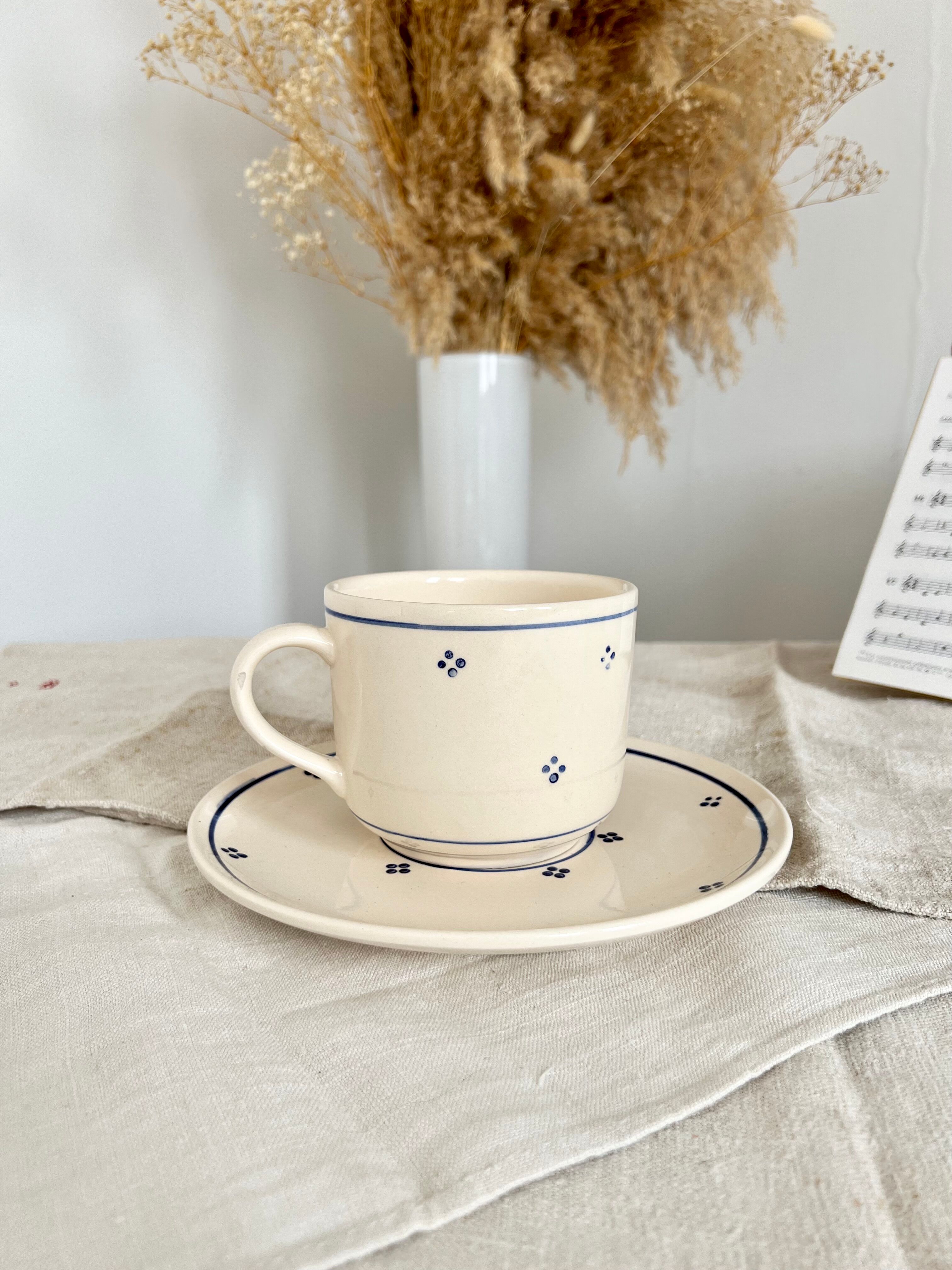 Grande tasse et sous tasse ancienne peinte à la main - Style romantique porcelaine beige et bleu