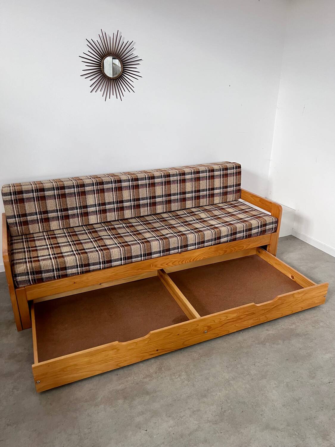 Ancien canapé lit 3 places design années 70/80 en pin vintage sofa