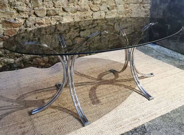 La table à manger Roche Bobois 70’s, en métal et verre fumé