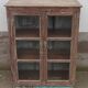Armoire ancienne vitrée en bois avec fond métal
