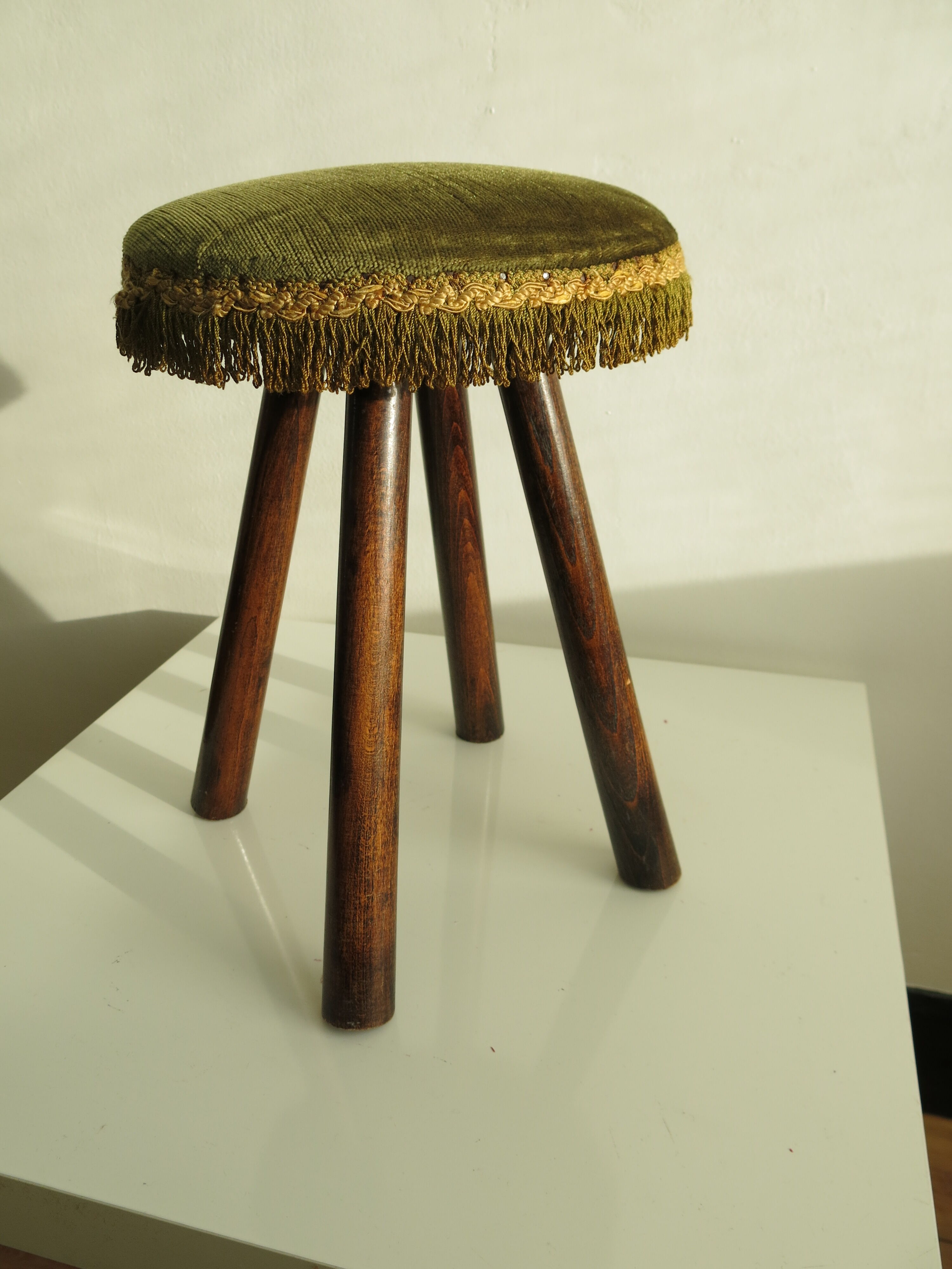 Tabouret en bois et velours à franges