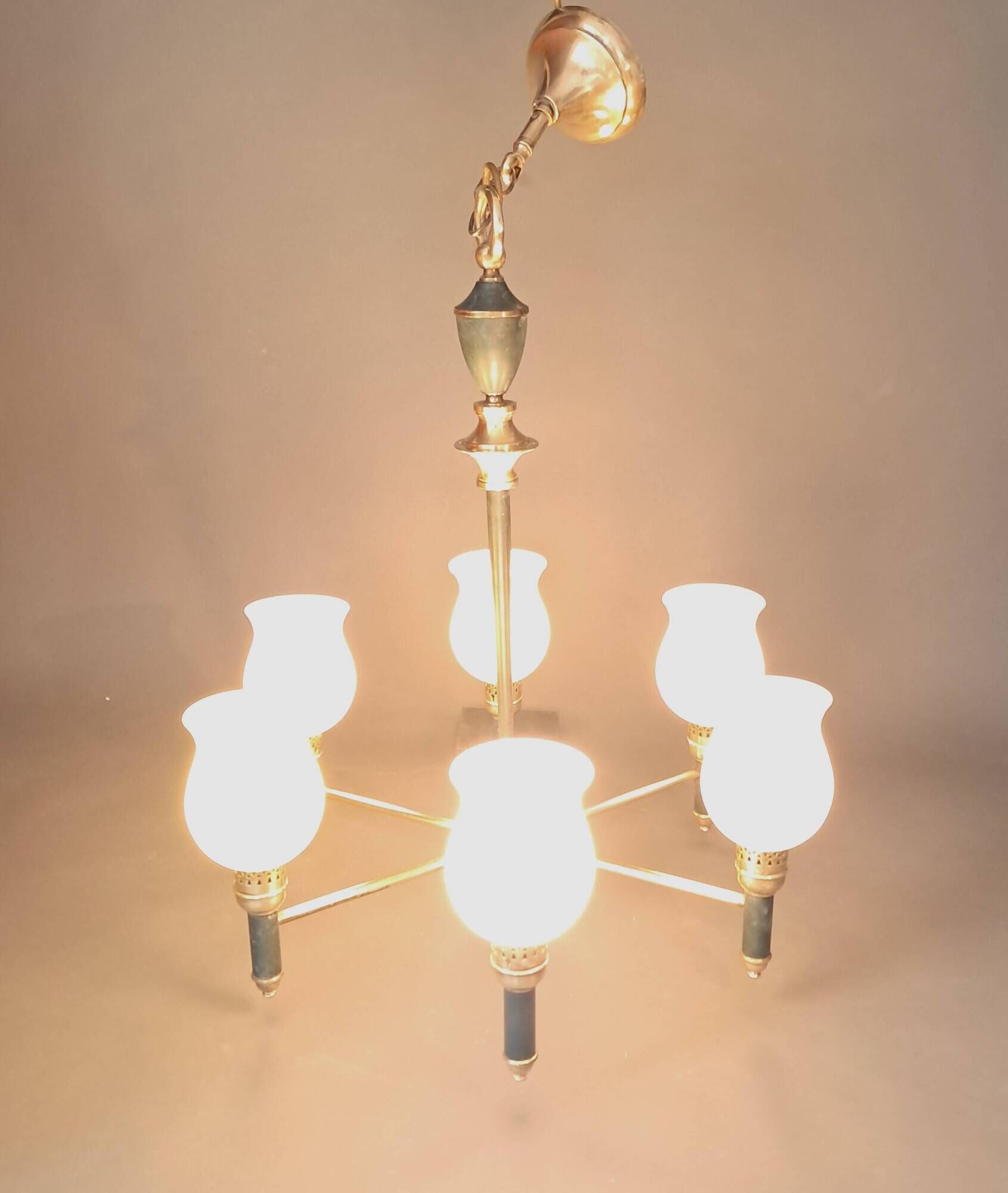 Maison Lunel 1960 6-light chandelier in gilded brass and green lacquered.