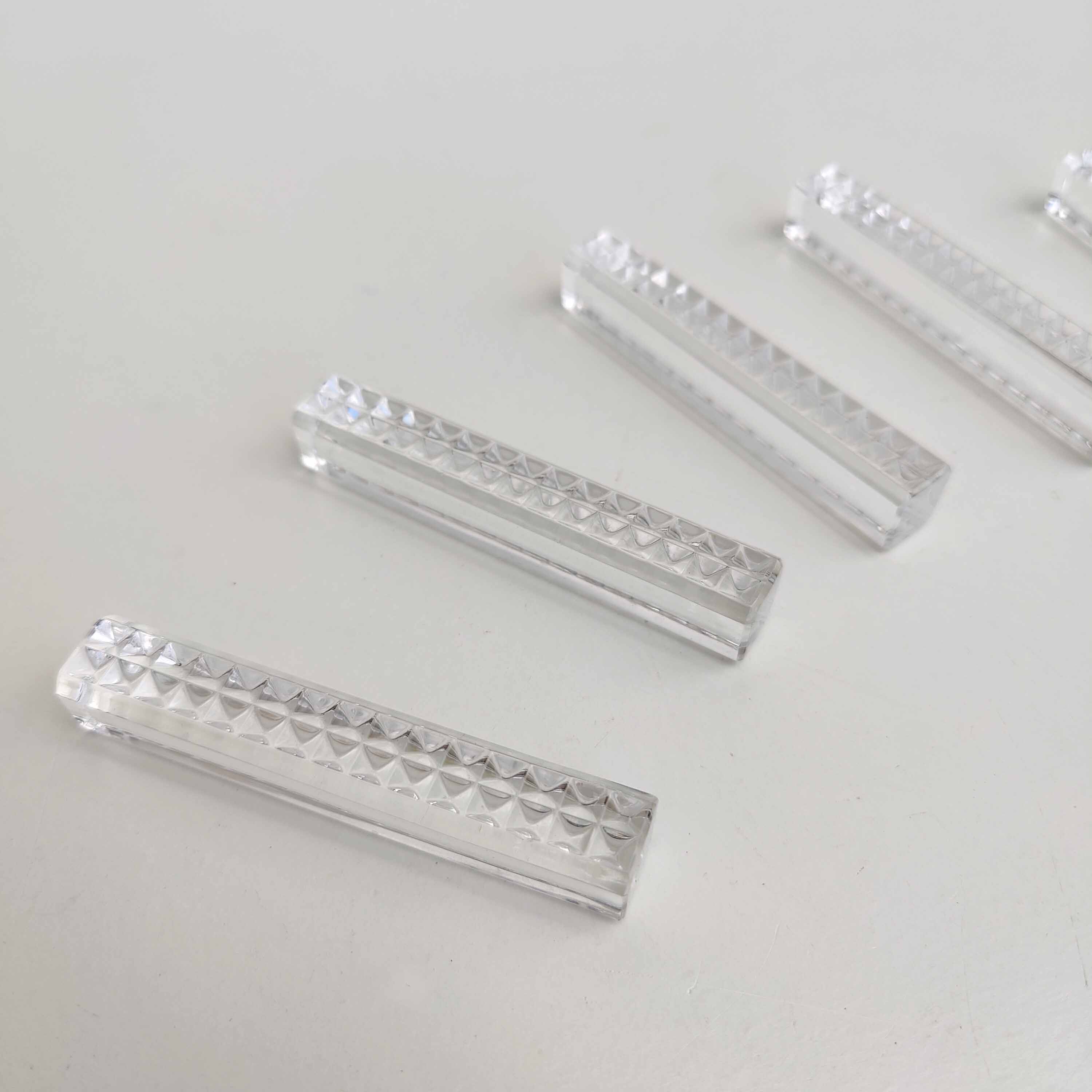 Suite of 6 knife holders in crystal relief gridded