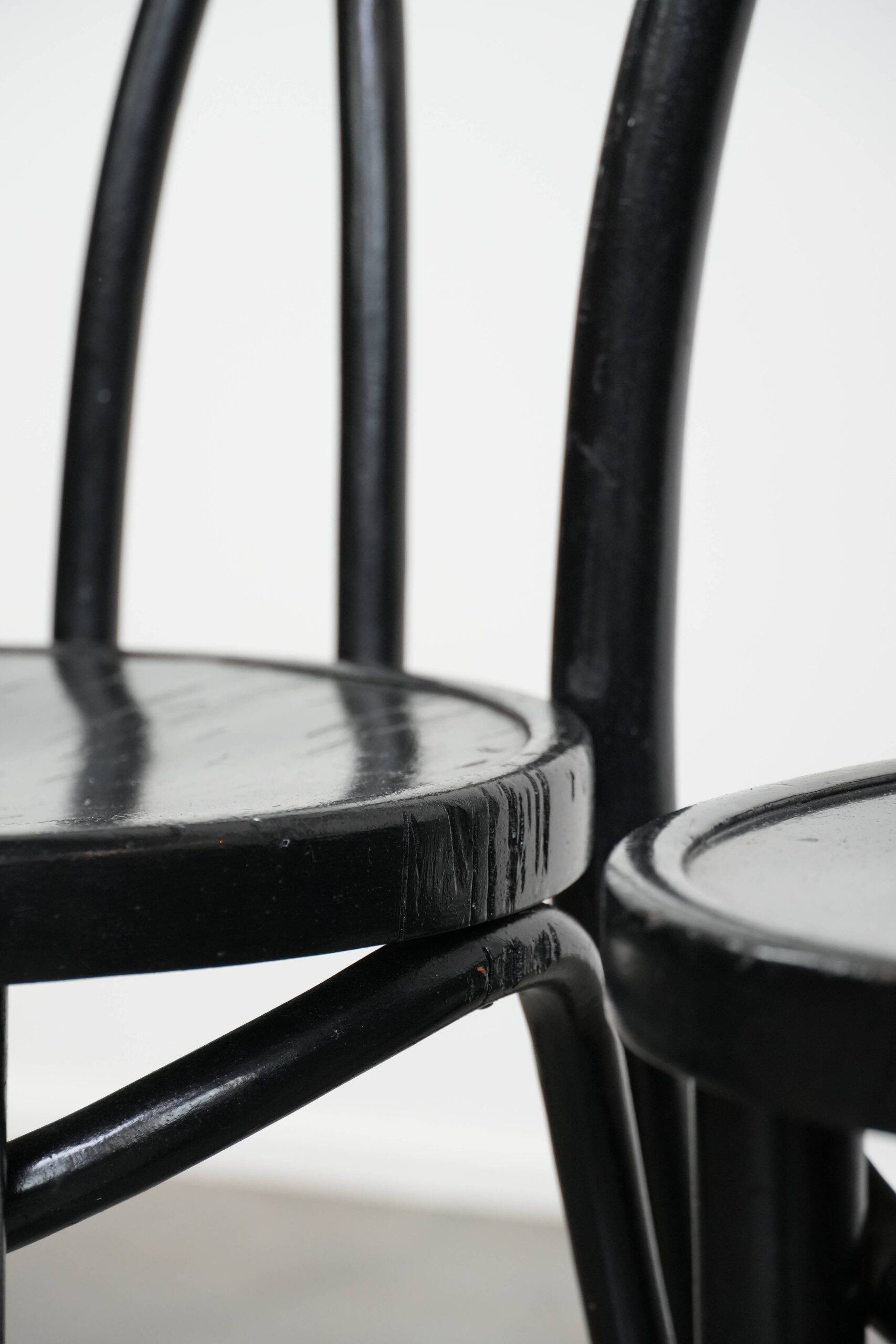 Ensemble de 4 chaises de bistrot noires de style Thonet vintage