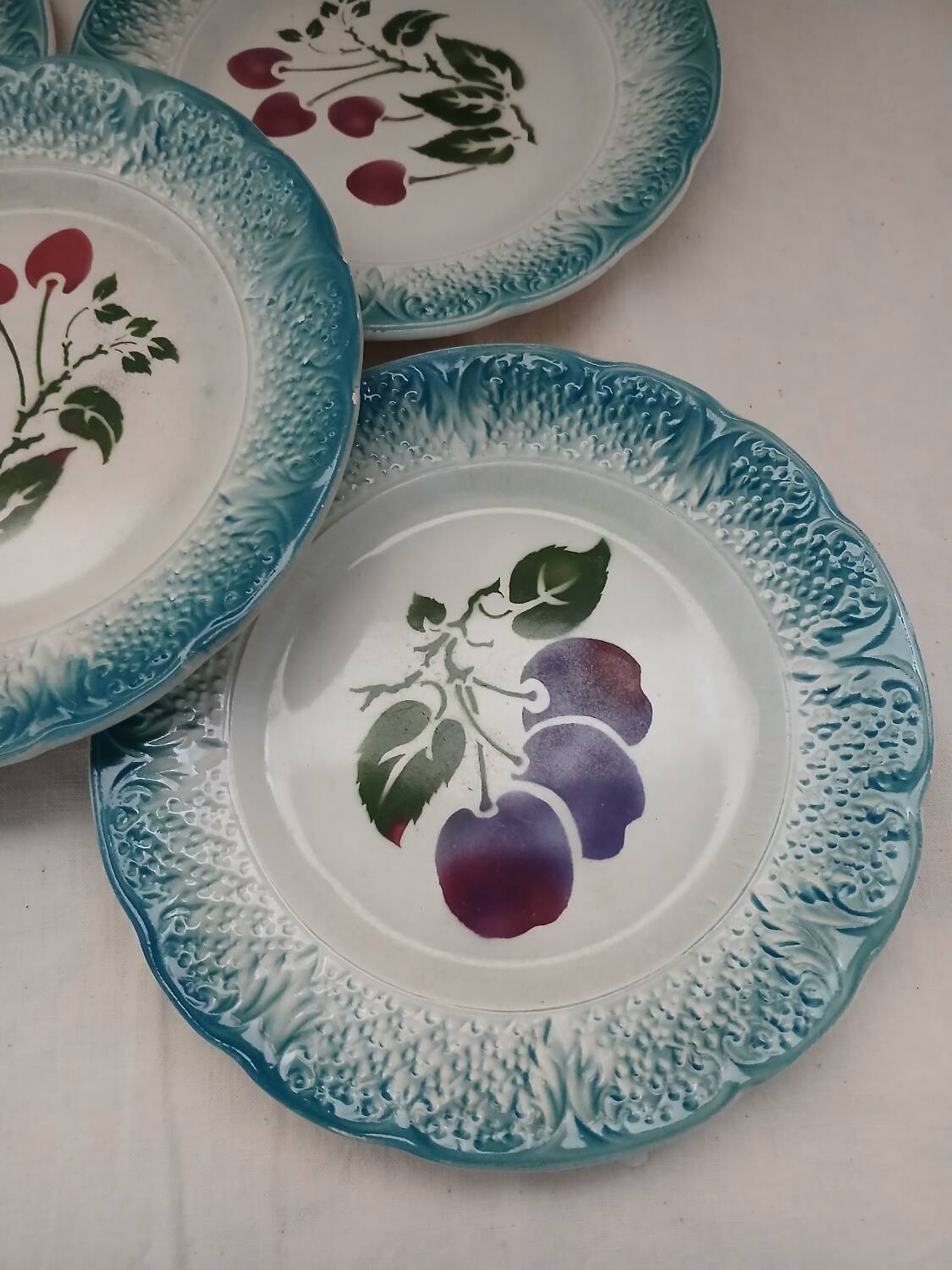 8 assiettes à dessert anciennes en barbotine